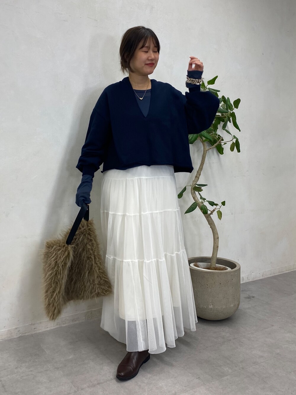 ブルー系のTシャツ/カットソー、ブルー系のTシャツ/カットソー、ホワイト系のスカートを着用したレディースの冬コーディネートの6枚目の写真