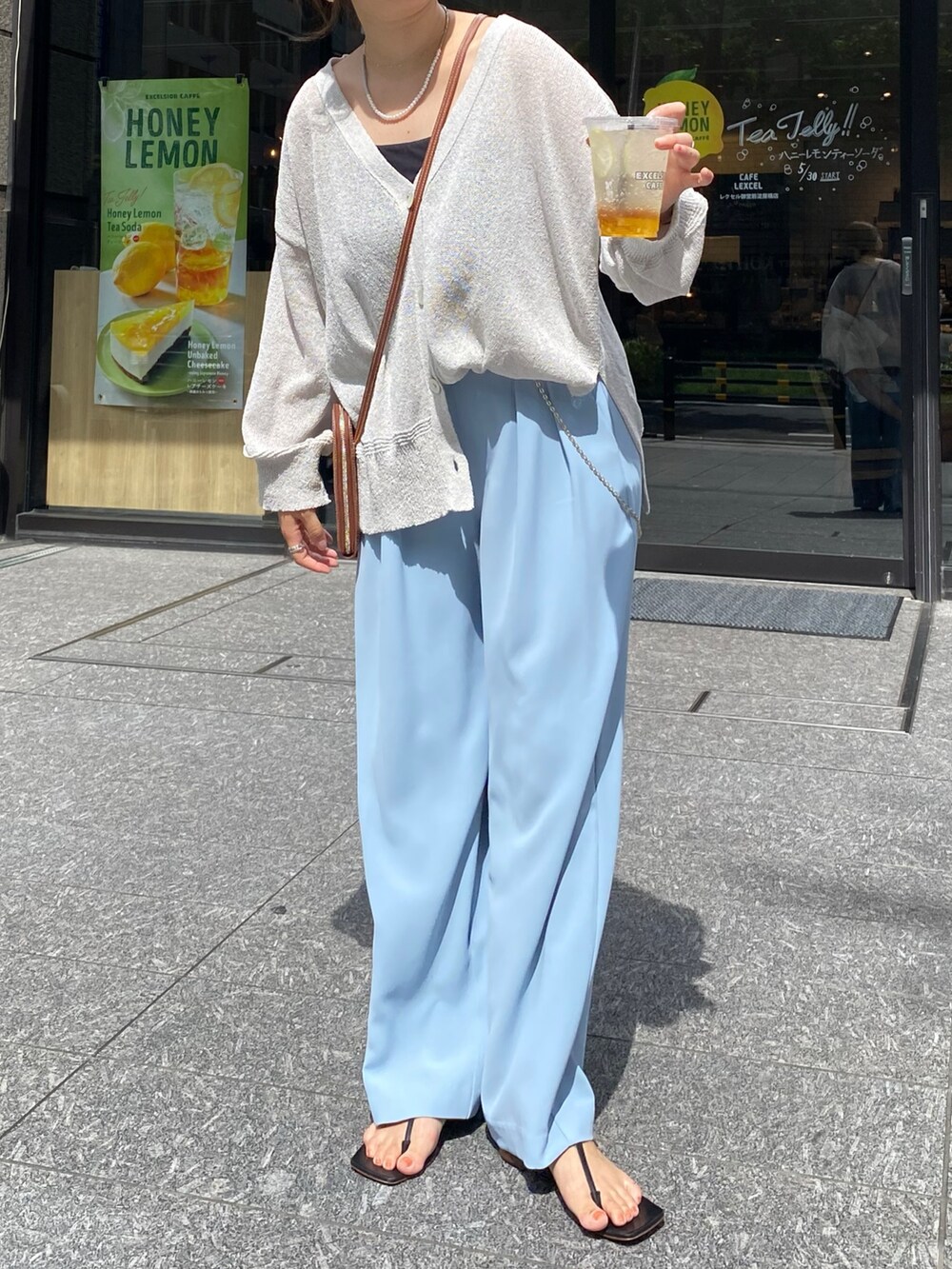 グレー系のカーディガン/ボレロ、ブルー系のスラックス、ゴールド系のサスペンダーを着用したレディースの夏コーディネートの6枚目の写真