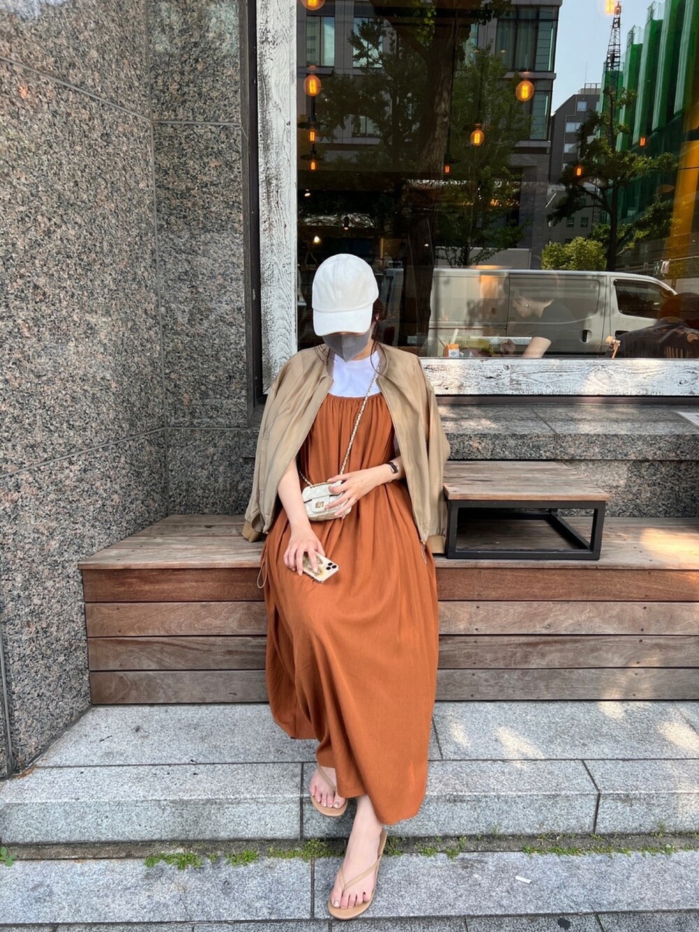 ベージュ系のブルゾン、ブラウン系のワンピース、ホワイト系のTシャツ/カットソーを着用したレディースの夏コーディネートの4枚目の写真