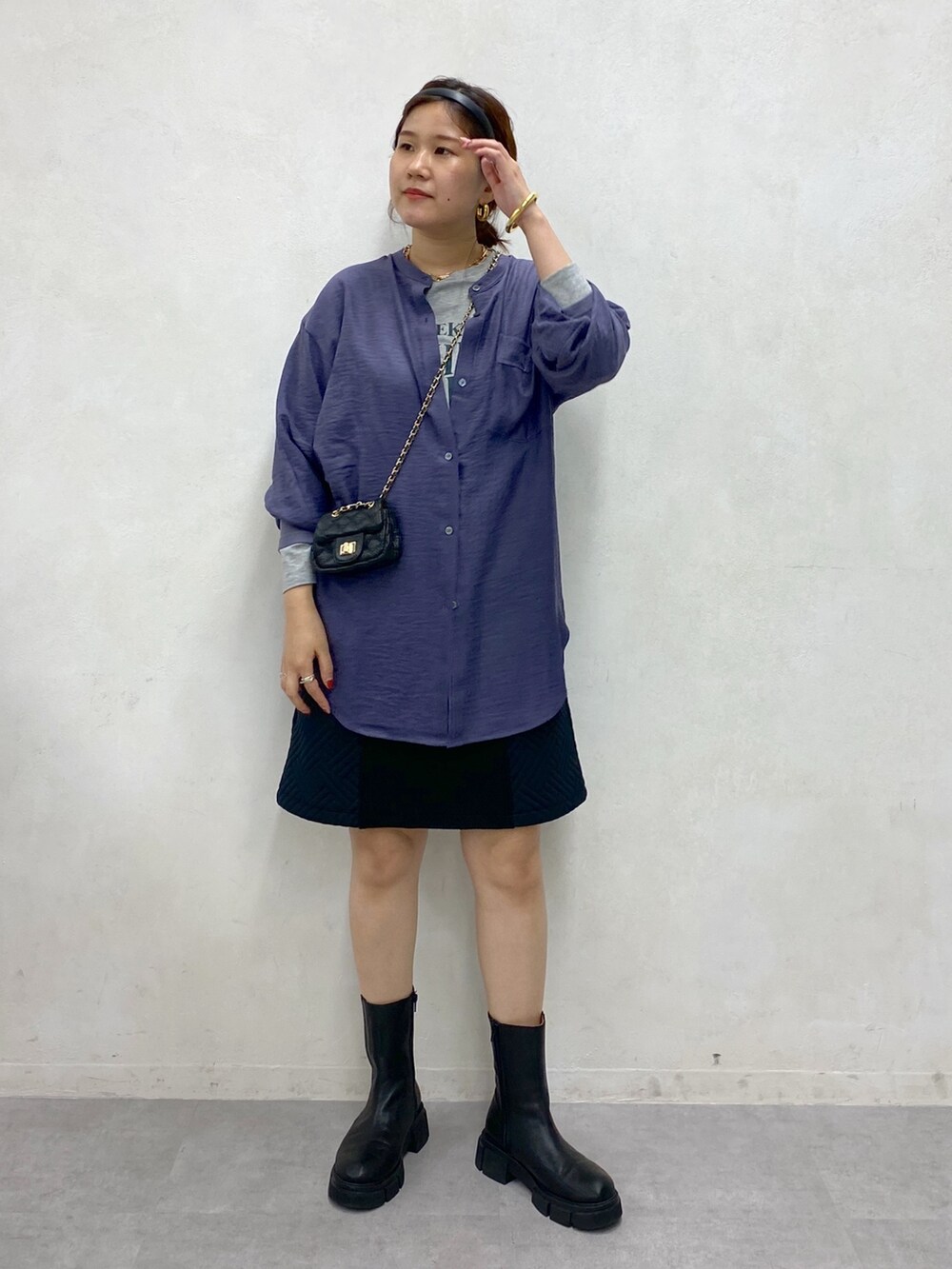 パープル系のシャツ/ブラウス、グレー系のTシャツ/カットソー、ブラック系のスカートを着用したレディースの秋コーディネートの5枚目の写真