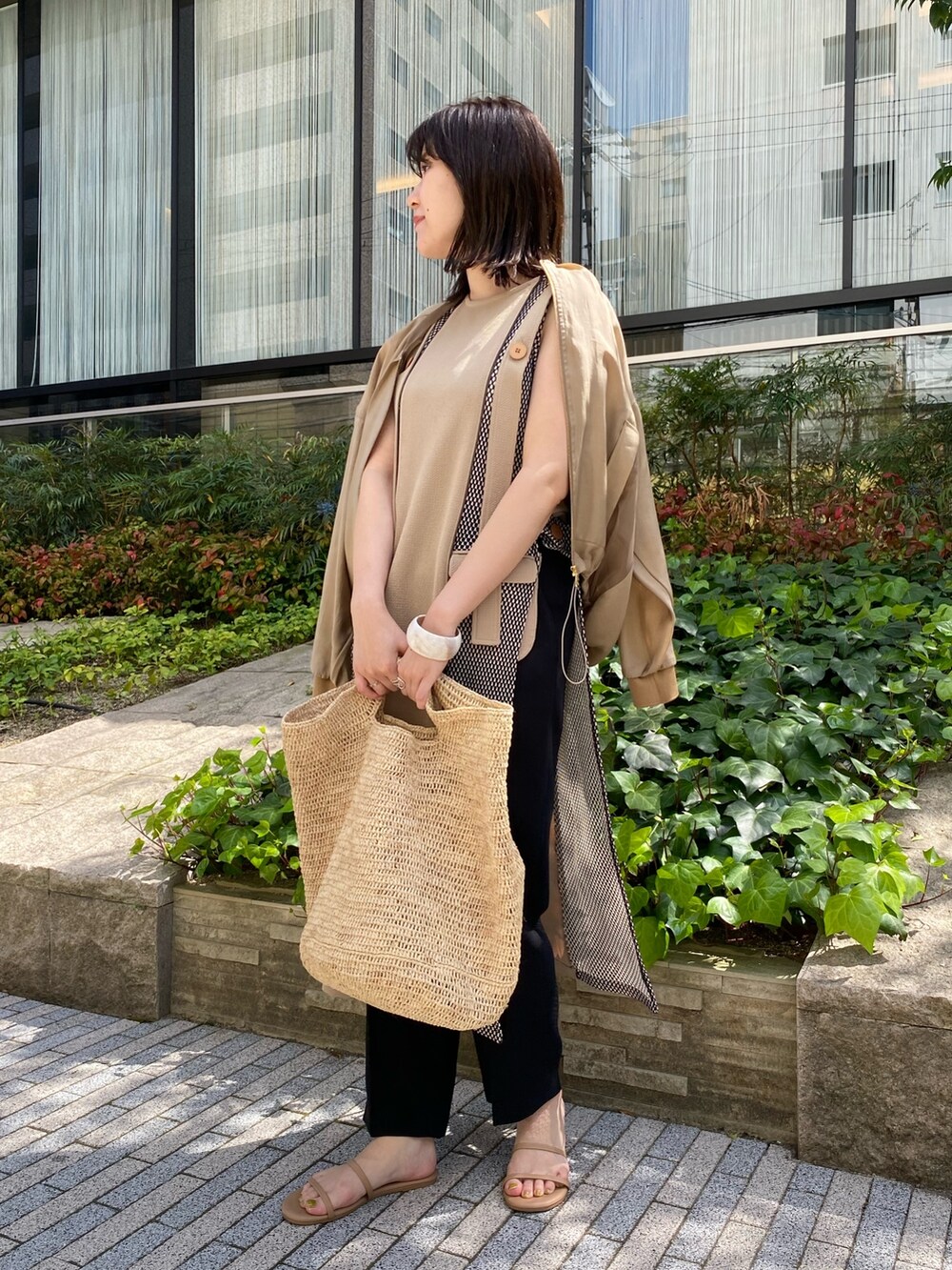 ベージュ系のワンピース、ベージュ系のブルゾンを着用したレディースの春コーディネートの2枚目の写真