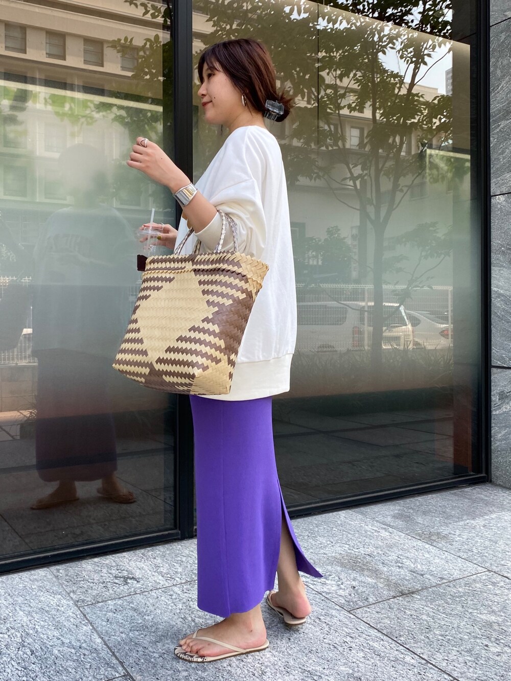 ホワイト系のスウェット、パープル系のスカートを着用したレディースの夏コーディネートの3枚目の写真