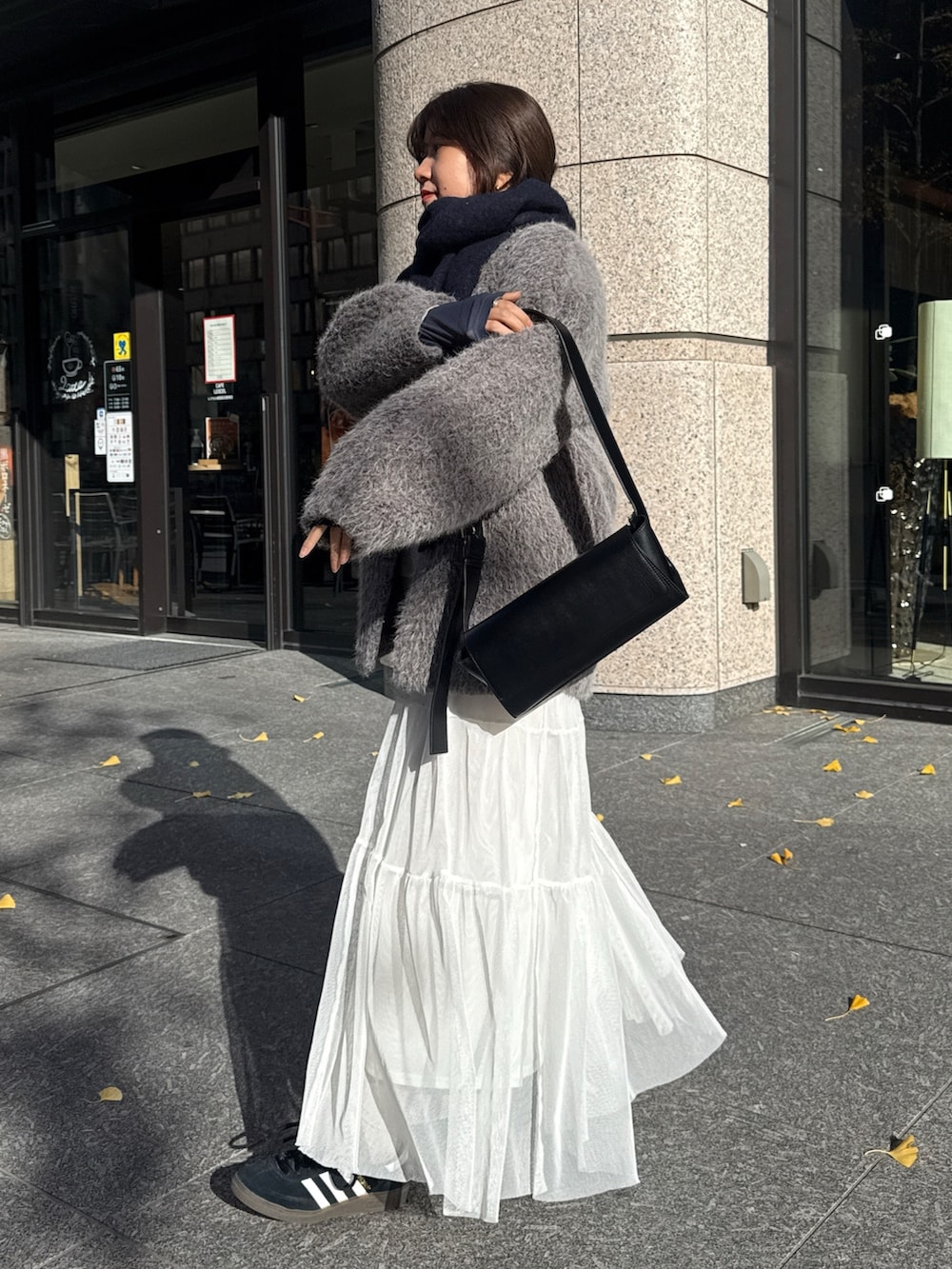 グレー系のその他アウター、グレー系のTシャツ/カットソー、ブルー系のTシャツ/カットソーを着用したレディースの冬コーディネートの9枚目の写真