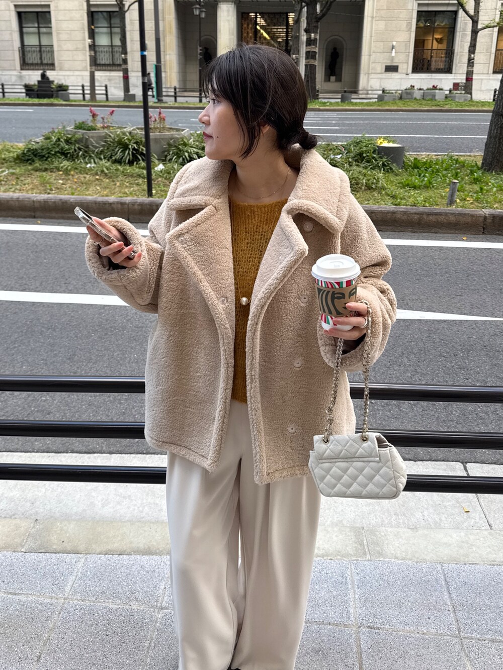 ベージュ系のその他アウター、イエロー系のニット/セーター、ホワイト系のシャツ/ブラウスを着用したレディースの冬コーディネートの8枚目の写真