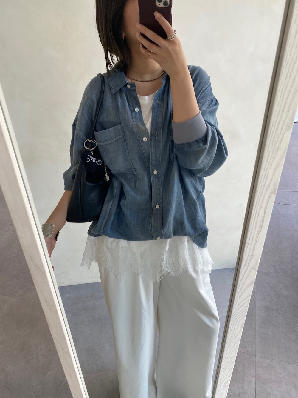 ブルー系のシャツ/ブラウス、ホワイト系のTシャツ/カットソー、ホワイト系のその他パンツを着用したレディースの春コーディネートの2枚目の写真