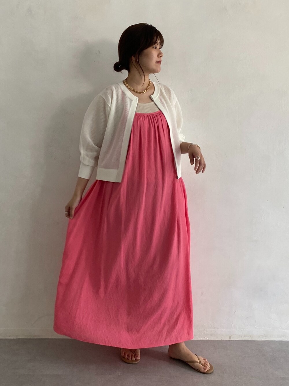 ベージュ系のカーディガン/ボレロ、ピンク系のワンピース、ゴールド系のネックレスを着用したレディースの夏コーディネートの5枚目の写真