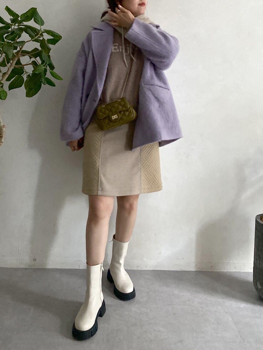 パープル系のその他アウター、ベージュ系のスカート、グリーン系のトートバッグを着用したレディースの秋コーディネートの5枚目の写真