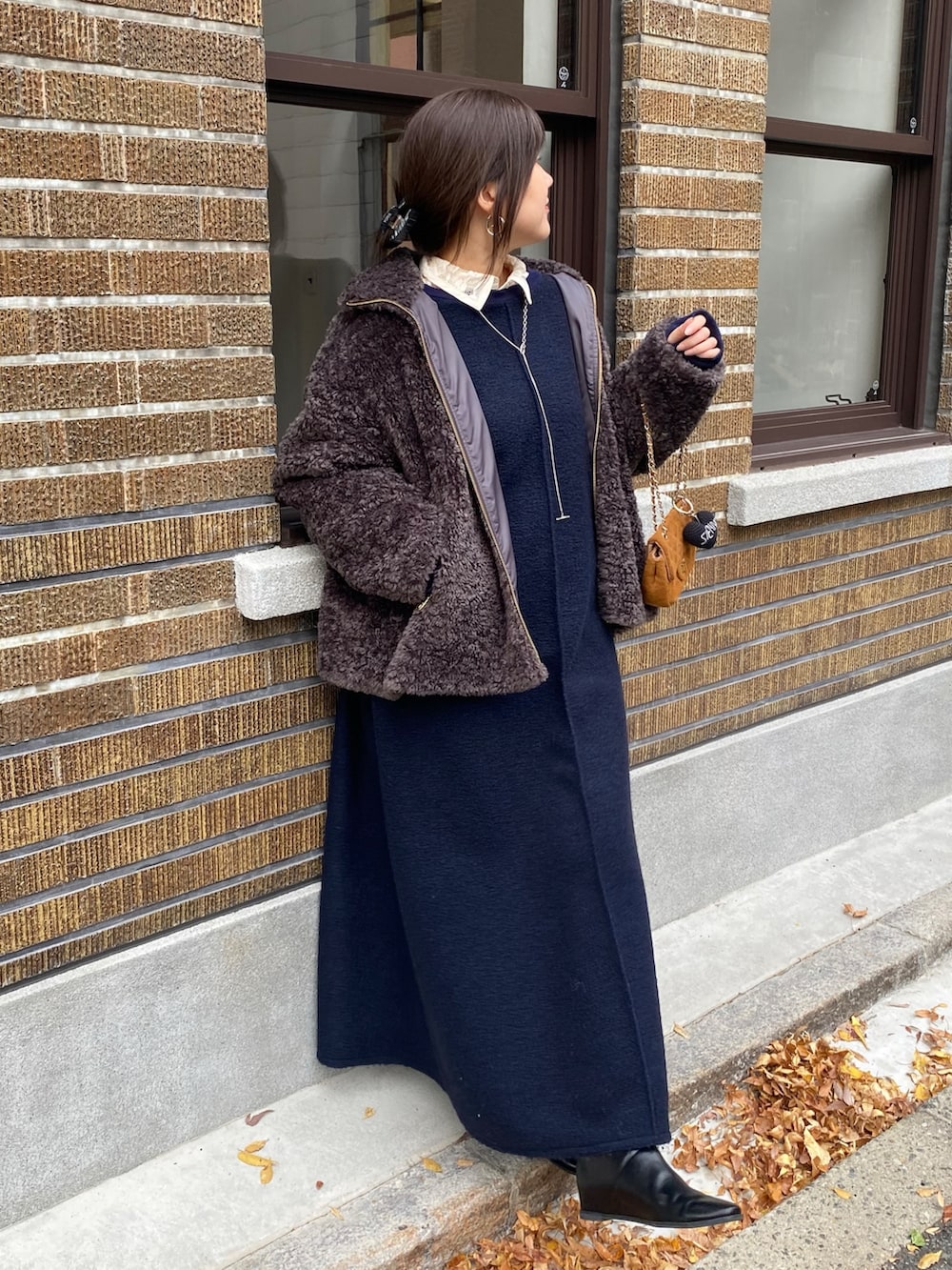 グレー系のその他アウター、ブルー系のワンピース、ホワイト系のシャツ/ブラウスを着用したレディースの冬コーディネートの2枚目の写真