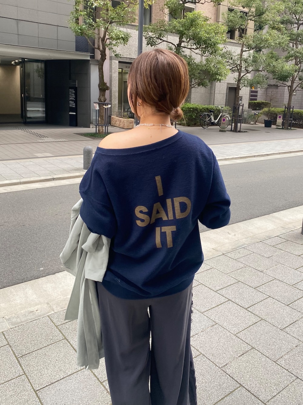 ブルー系のTシャツ/カットソー、グレー系のその他パンツ、グリーン系のその他アウターを着用したレディースの春コーディネートの10枚目の写真