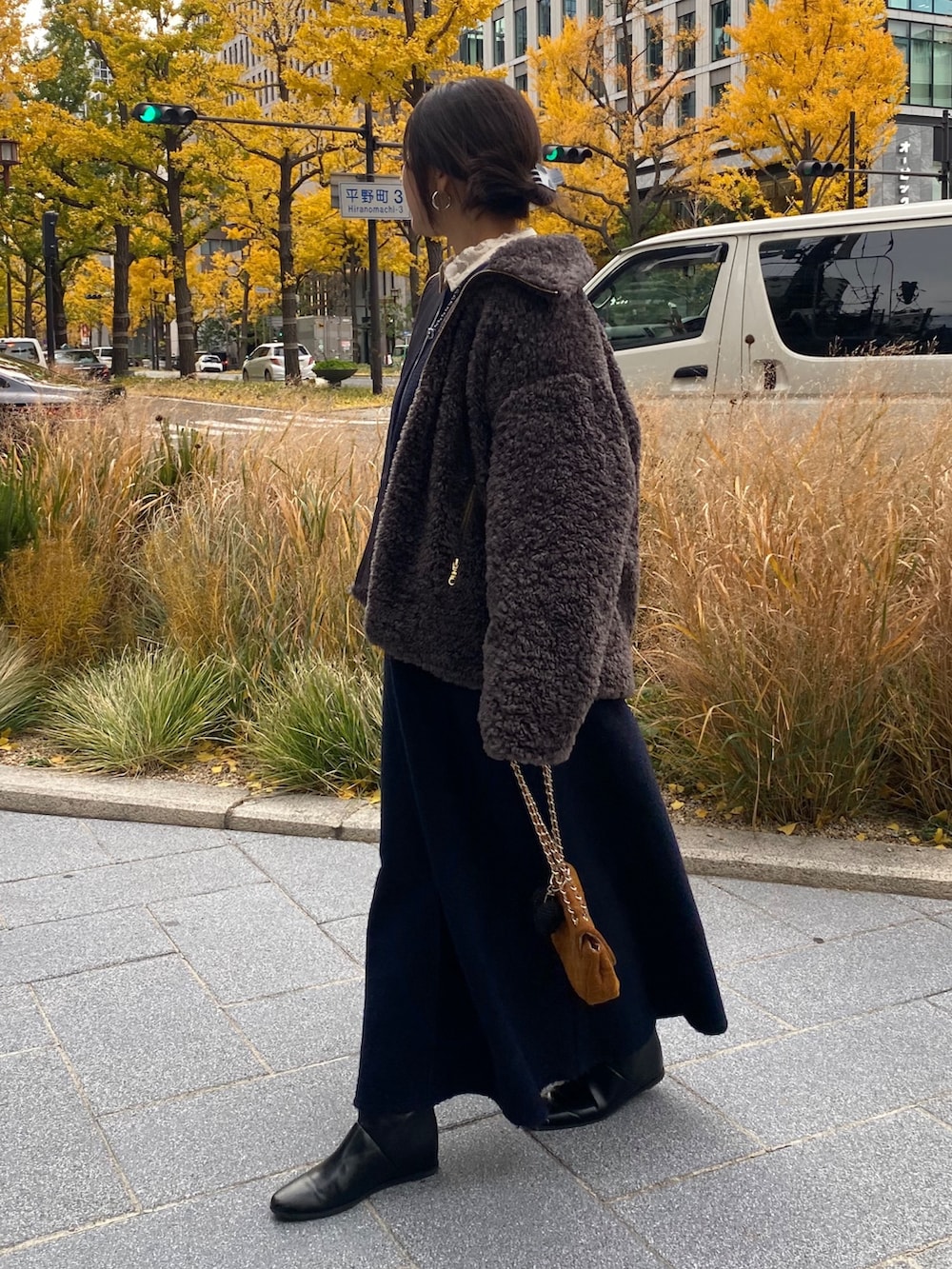 グレー系のその他アウター、ブルー系のワンピース、ホワイト系のシャツ/ブラウスを着用したレディースの冬コーディネートの5枚目の写真