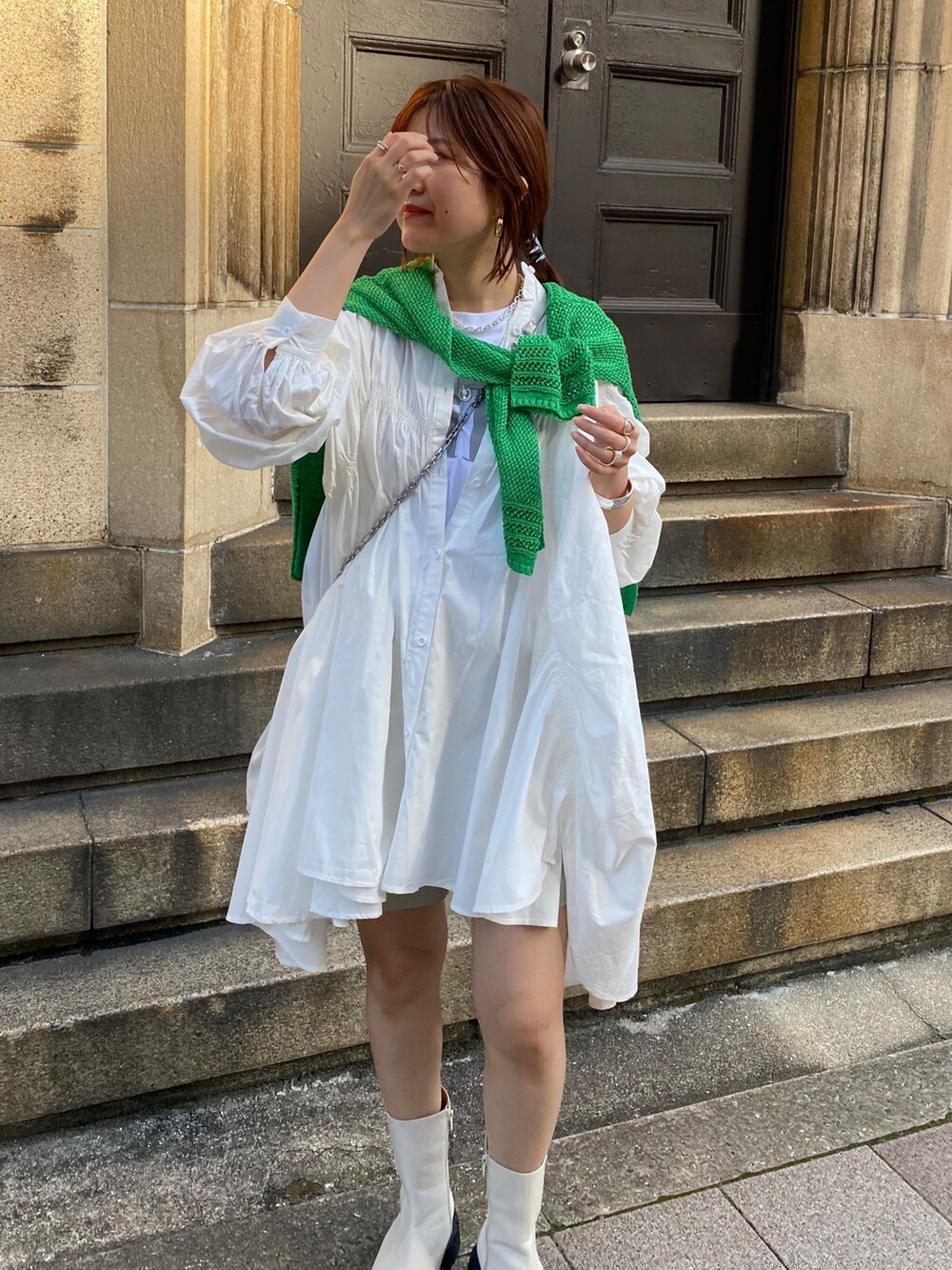 ホワイト系のワンピース/ドレス、グレー系のTシャツ/カットソー、グリーン系のニット/セーターを着用したレディースの春コーディネートの7枚目の写真