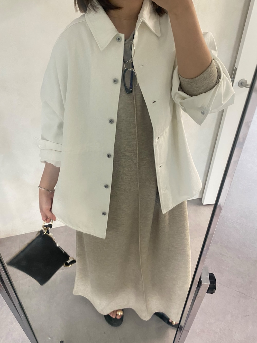 ホワイト系のシャツ/ブラウス、ベージュ系のワンピース、ブラック系のサンダルを着用したレディースの春コーディネートの6枚目の写真