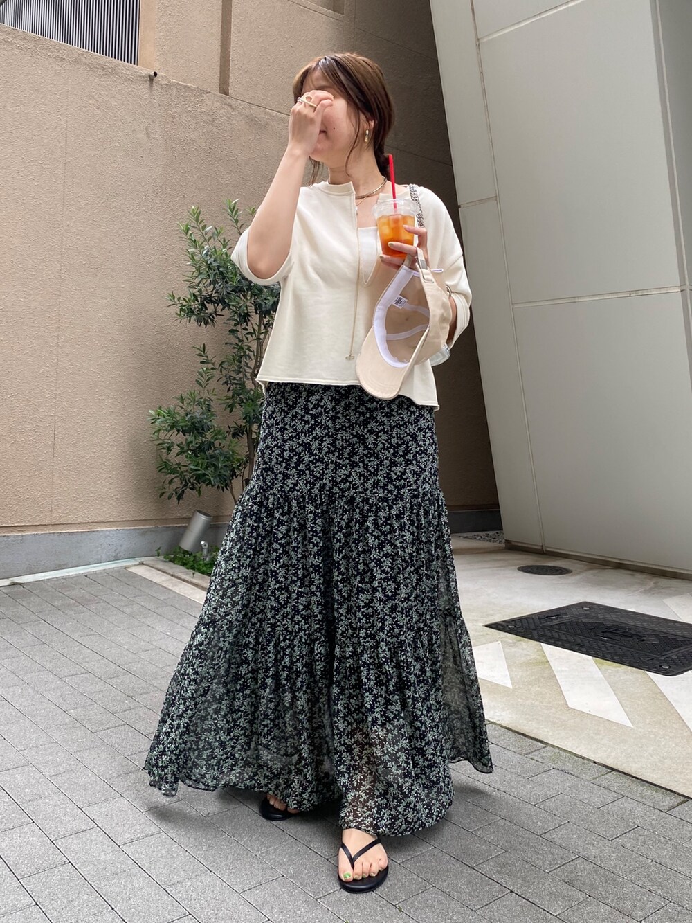 ベージュ系のTシャツ/カットソー、グリーン系のスカートを着用したレディースの夏コーディネートの4枚目の写真