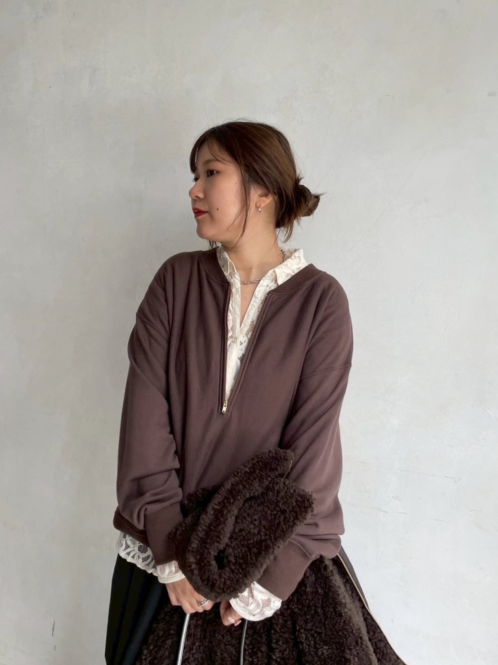 ブラウン系のその他アウター、ホワイト系のシャツ/ブラウス、ブラック系のスカートを着用したレディースの冬コーディネートの4枚目の写真