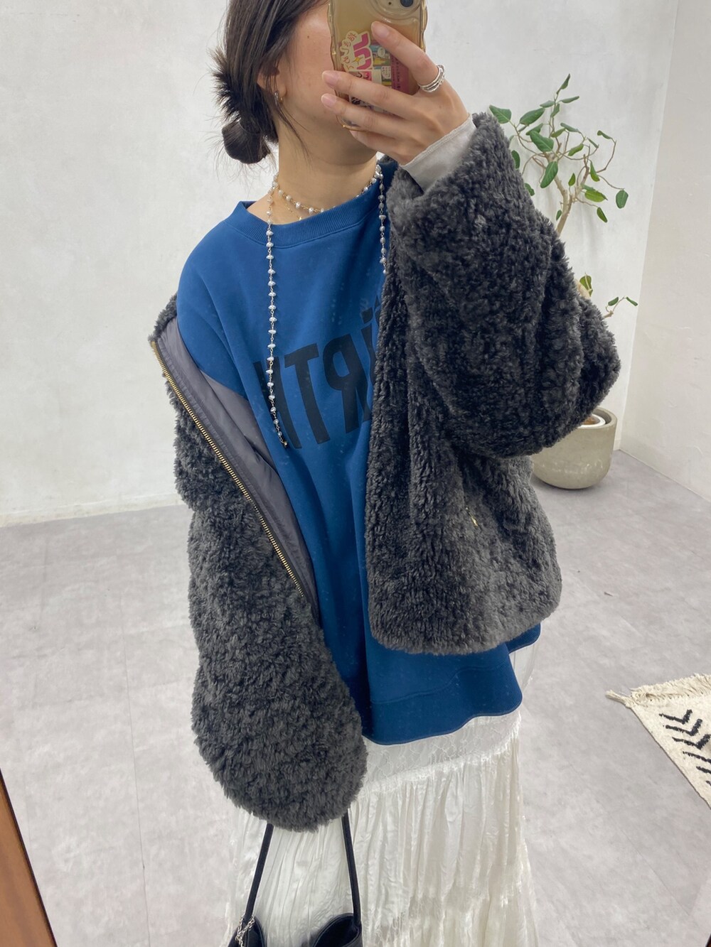 グレー系のその他アウター、ブルー系のTシャツ/カットソー、ブラック系のショルダーバッグを着用したレディースの冬コーディネートの6枚目の写真