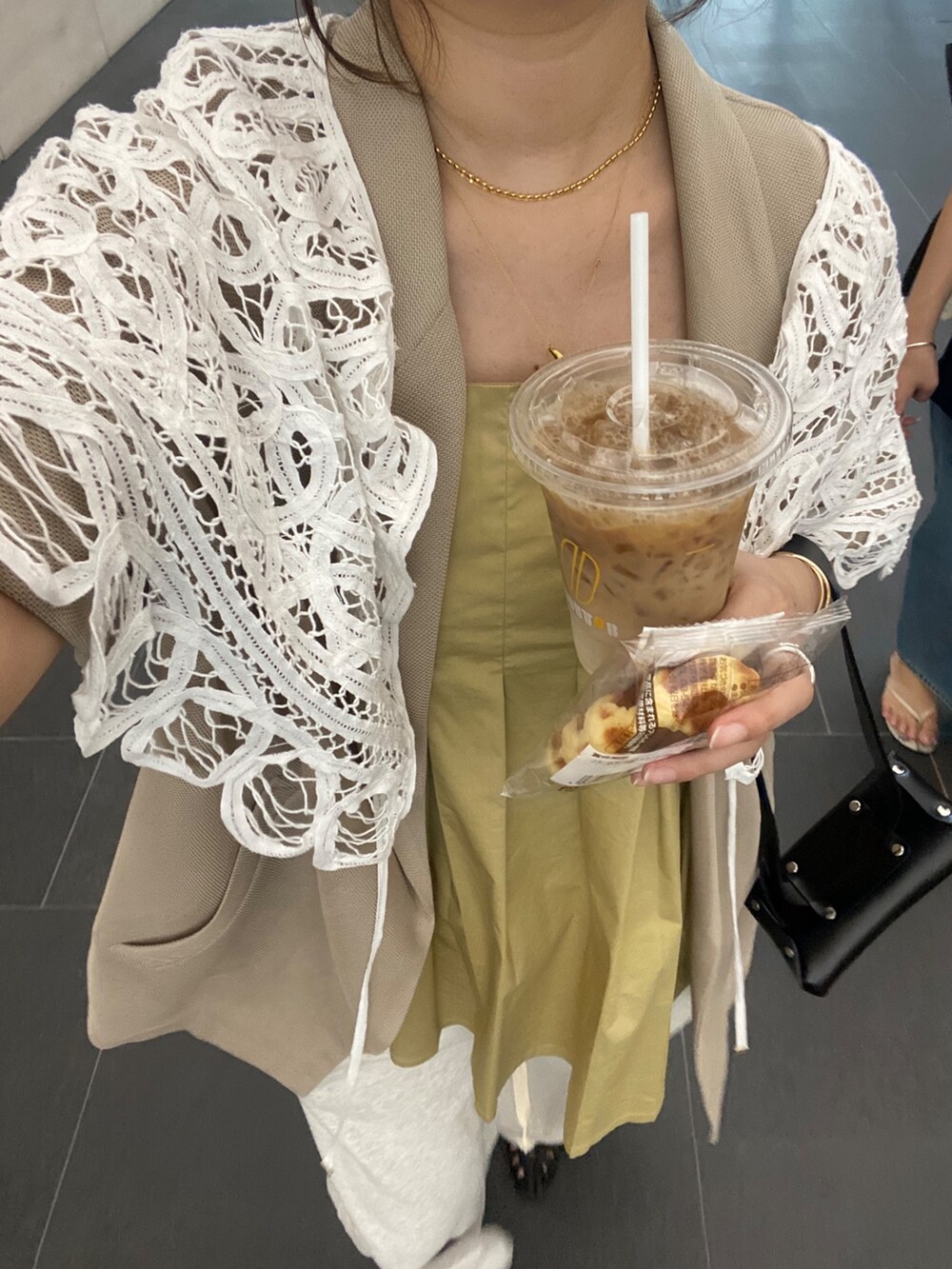 ベージュ系のシャツ/ブラウス、ベージュ系のその他パンツ、イエロー系のショルダーバッグを着用したレディースの夏コーディネートの5枚目の写真