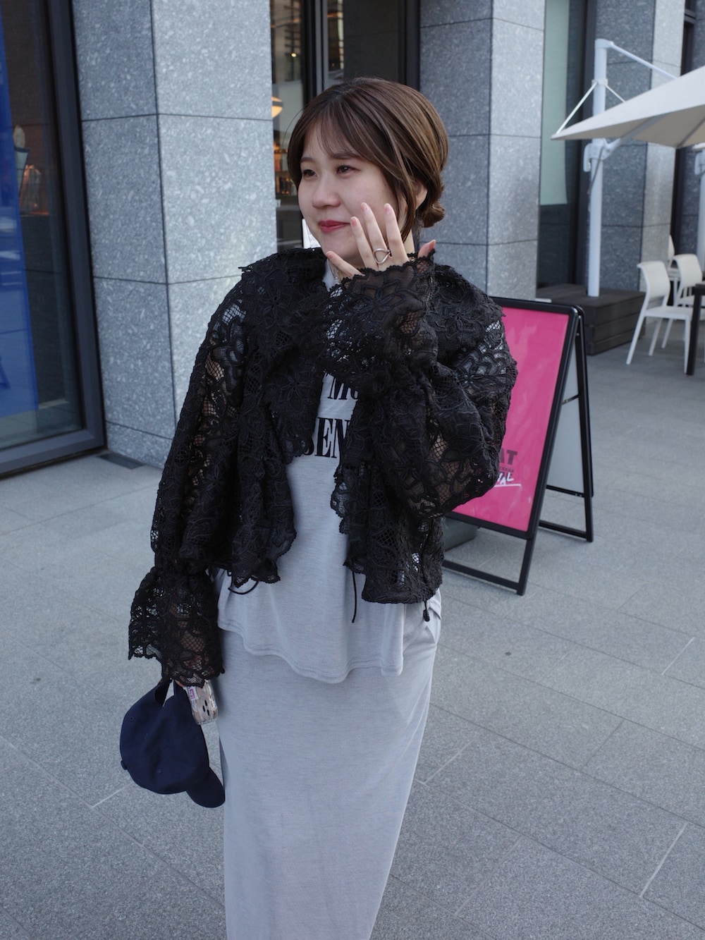 ブラック系のシャツ/ブラウス、グレー系のTシャツ/カットソー、グレー系のスカートを着用したレディースの春コーディネートの5枚目の写真