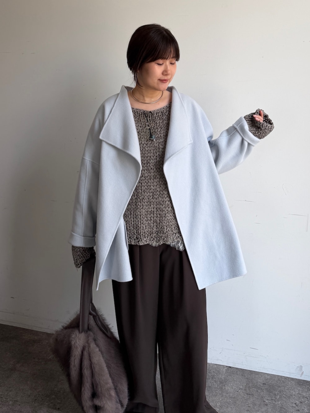 ブルー系のその他アウター、グレー系のニット/セーター、ホワイト系のシャツ/ブラウスを着用したレディースの秋コーディネートの4枚目の写真