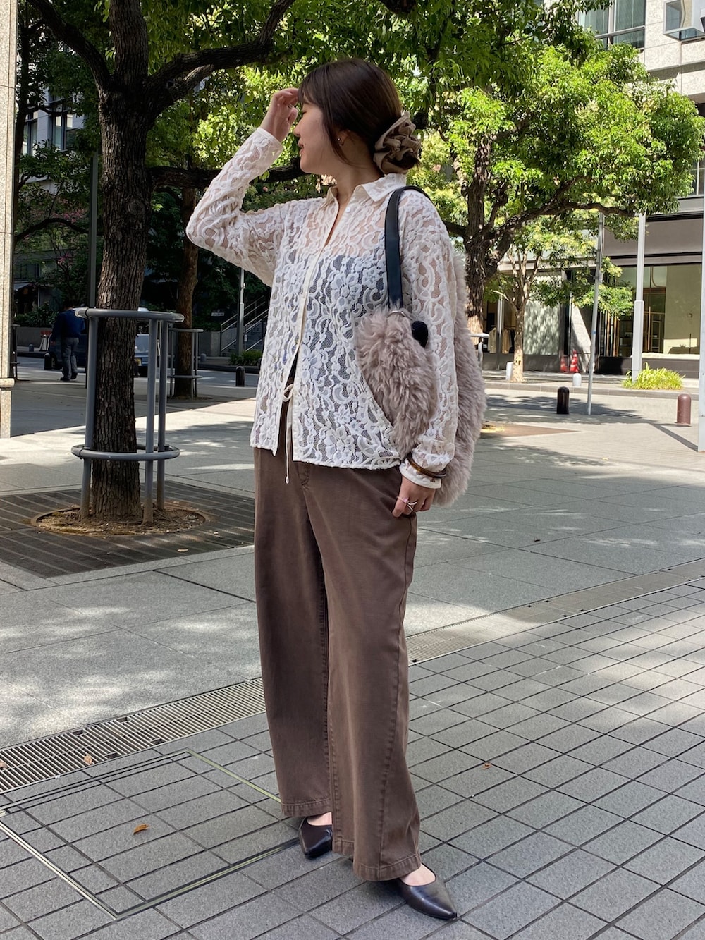 ホワイト系のシャツ/ブラウス、ブラウン系のデニムパンツ、ブラウン系のパンプスを着用したレディースの秋コーディネートの3枚目の写真