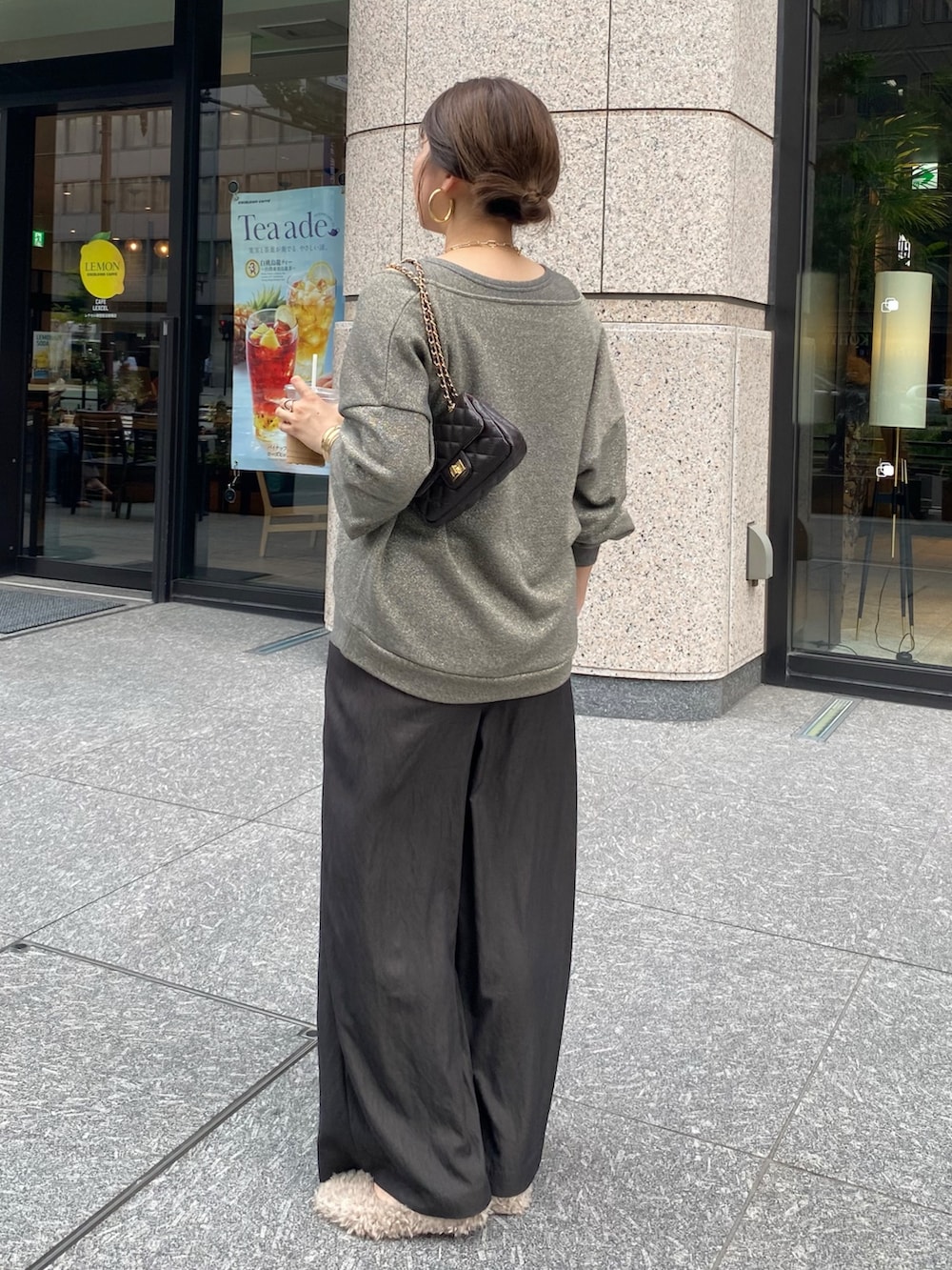 グレー系のTシャツ/カットソー、ブラウン系のその他パンツ、ベージュ系のパンプスを着用したレディースの夏コーディネートの5枚目の写真