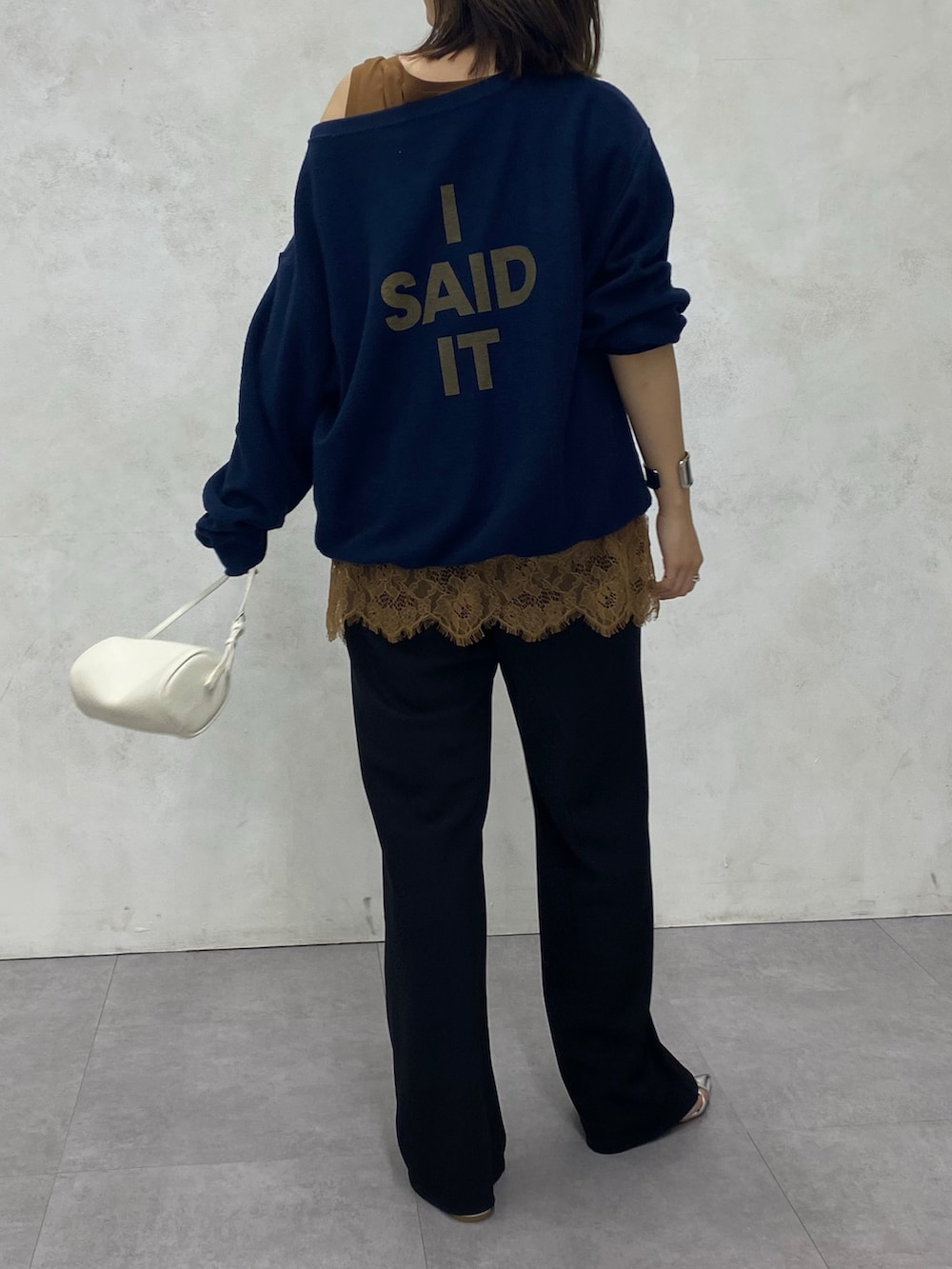 ブルー系のTシャツ/カットソー、ブラウン系のTシャツ/カットソー、ブラック系のその他パンツを着用したレディースの春コーディネートの6枚目の写真