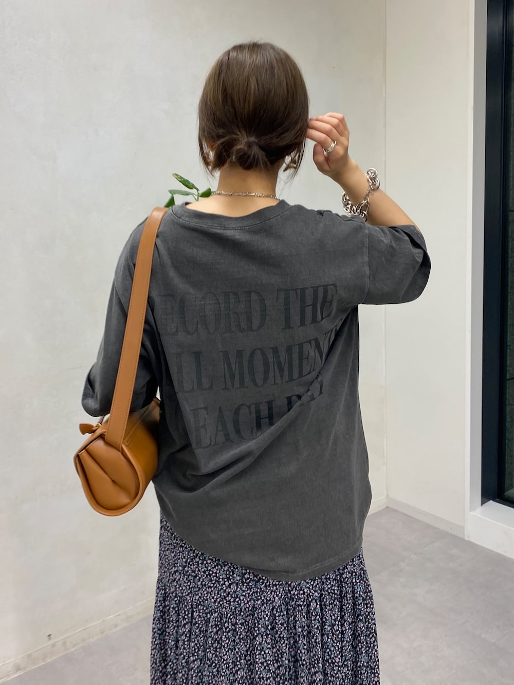 グレー系のTシャツ/カットソー、ピンク系のスカート、ブラウン系のショルダーバッグを着用したレディースの夏コーディネートの3枚目の写真