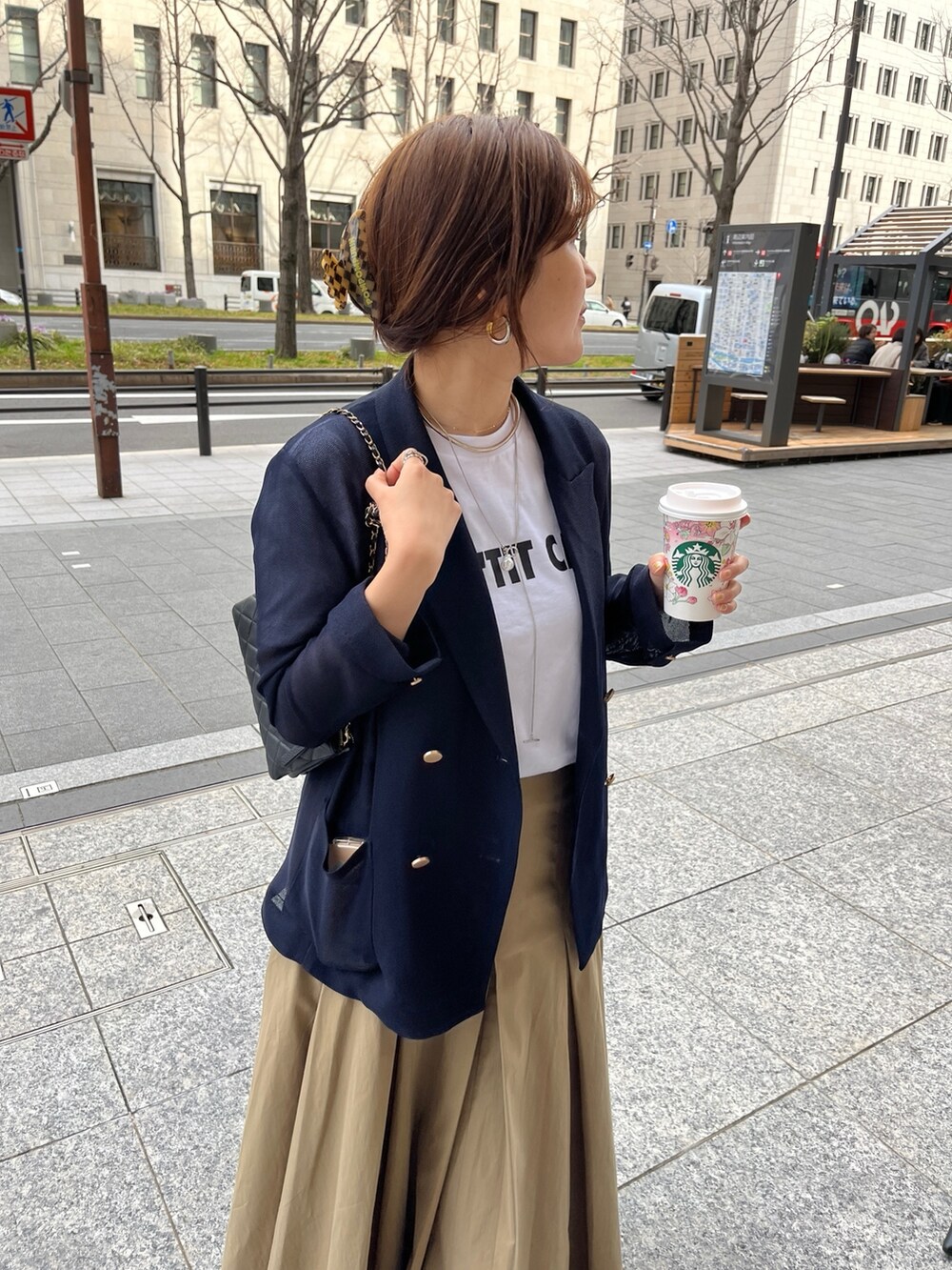 ホワイト系のTシャツ/カットソー、ブルー系のテーラードジャケット、ブラック系のスカートを着用したレディースの春コーディネートの8枚目の写真