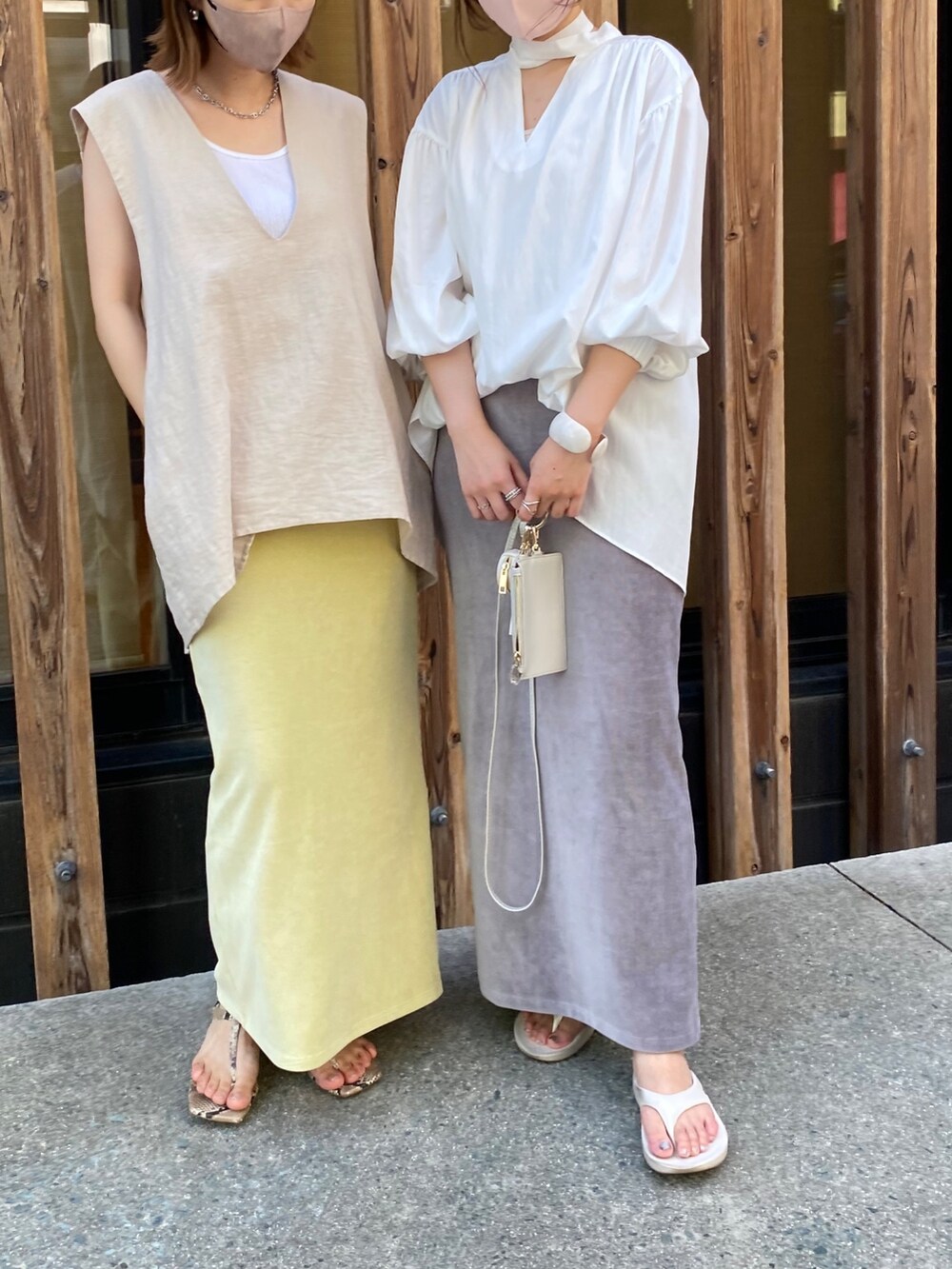 ホワイト系のシャツ/ブラウス、グレー系のスカート、グレー系のショルダーバッグを着用したレディースの夏コーディネートの5枚目の写真