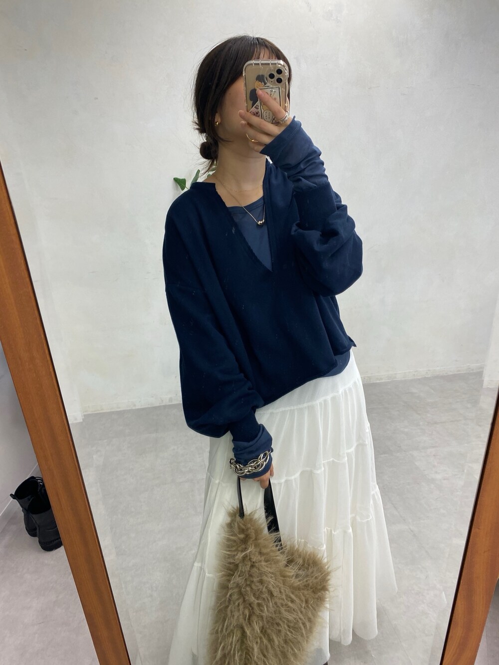 ブルー系のTシャツ/カットソー、ブルー系のTシャツ/カットソー、ホワイト系のスカートを着用したレディースの冬コーディネートの3枚目の写真