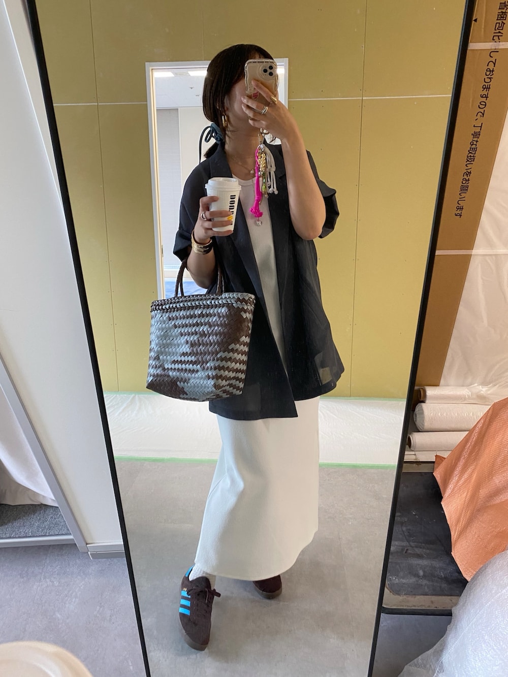 「春めき満開コーデ、ワンピース、春色、休日スタイル、デートコーデ、お出かけコーデ、大人カジュアル、着回しコーデ、春カラー、ラクチンコーデ、カジュアルスタイル、キレイめコーデ、ワンピースコーデ、高身長女子、骨格ストレート」｜「DouDouの【WEB限定】メッシュ半袖ジャケット（テーラードジャケット、グレー系）」を使った、sakuraさん（骨格ストレート・レディース・166cm）の春コーディネートの3枚目の写真