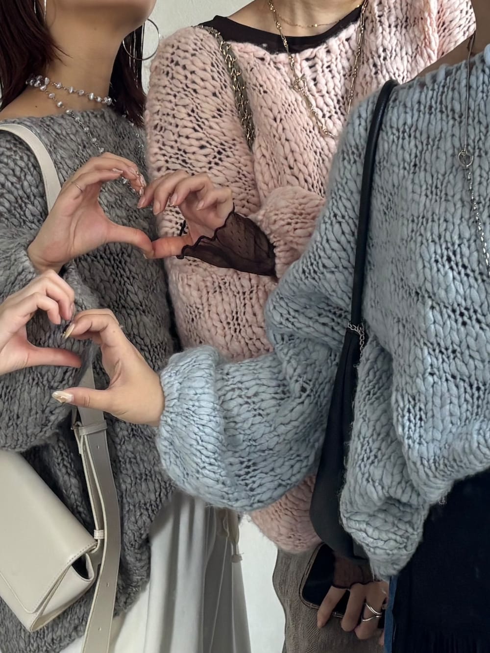 ピンク系のニット/セーター、ブラウン系のTシャツ/カットソー、ベージュ系のその他パンツを着用したレディースの冬コーディネートの4枚目の写真