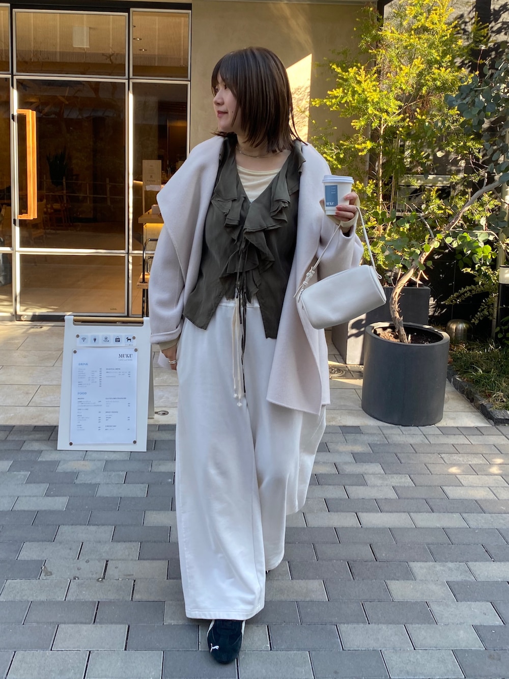 ホワイト系のその他アウター、グリーン系のシャツ/ブラウス、イエロー系のTシャツ/カットソーを着用したレディースの春コーディネートの8枚目の写真