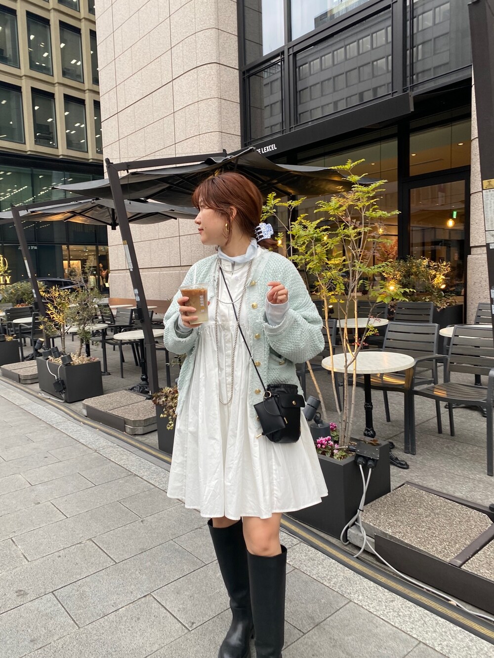 ホワイト系のシャツ/ブラウス、ブルー系のノーカラージャケット、ブルー系のTシャツ/カットソーを着用したレディースの冬コーディネートの9枚目の写真