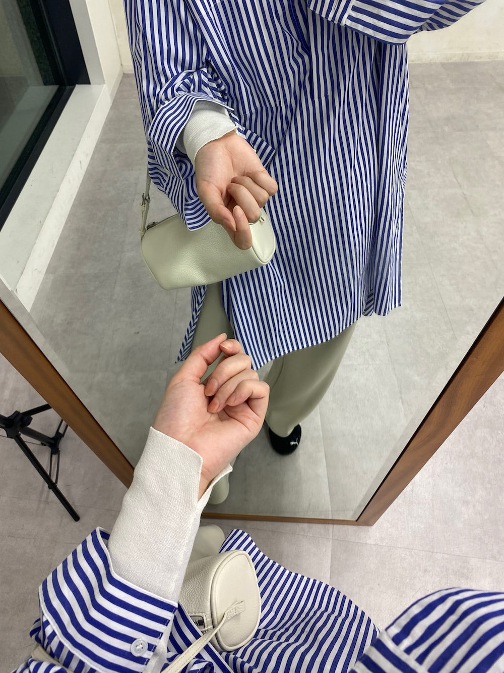 ホワイト系のニット/セーター、ブルー系のシャツ/ブラウス、ベージュ系のその他パンツを着用したレディースの冬コーディネートの3枚目の写真