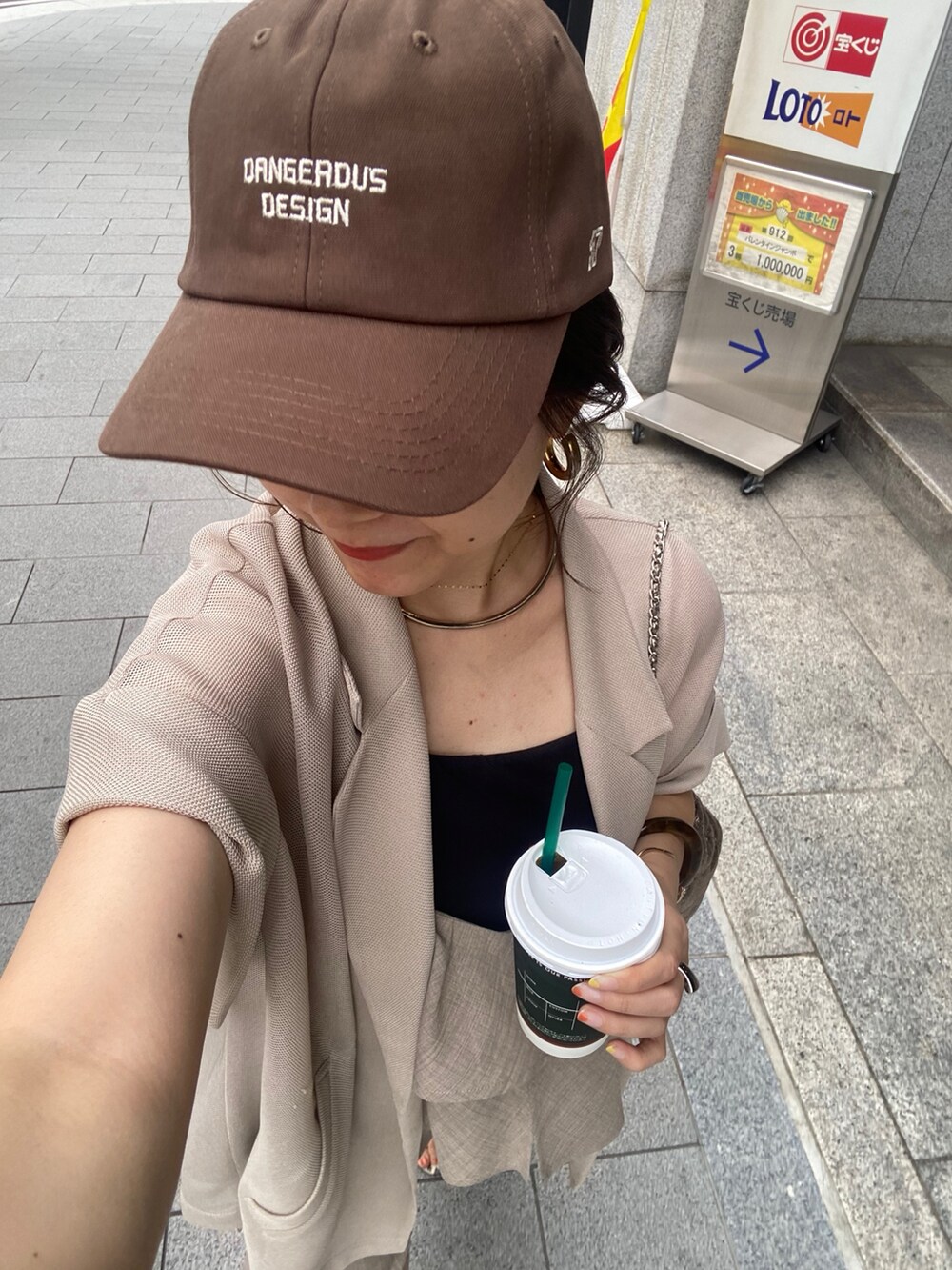 ベージュ系のテーラードジャケット、ベージュ系のつなぎ/オールインワン、ブラウン系のキャップを着用したレディースの夏コーディネートの7枚目の写真