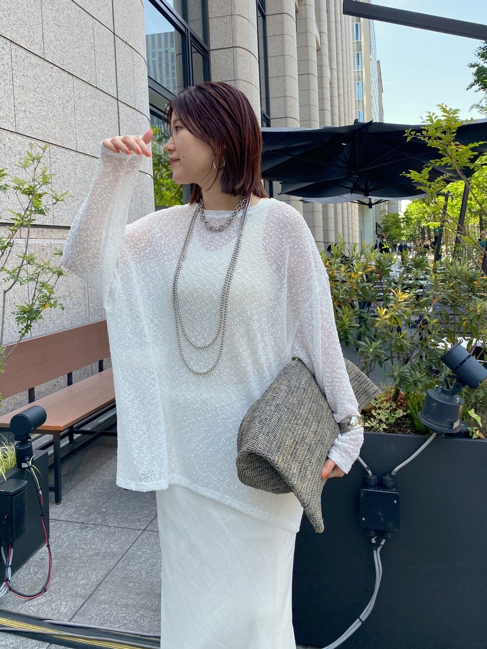 ホワイト系のTシャツ/カットソー、ホワイト系のスカートを着用したレディースの夏コーディネートの3枚目の写真