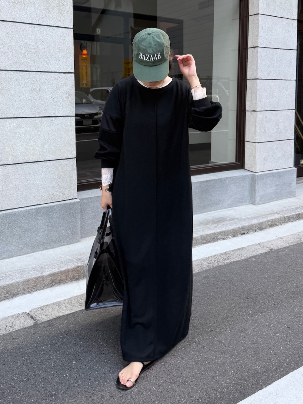 ホワイト系のTシャツ/カットソー、ブラック系のワンピースを着用したレディースの冬コーディネートの8枚目の写真