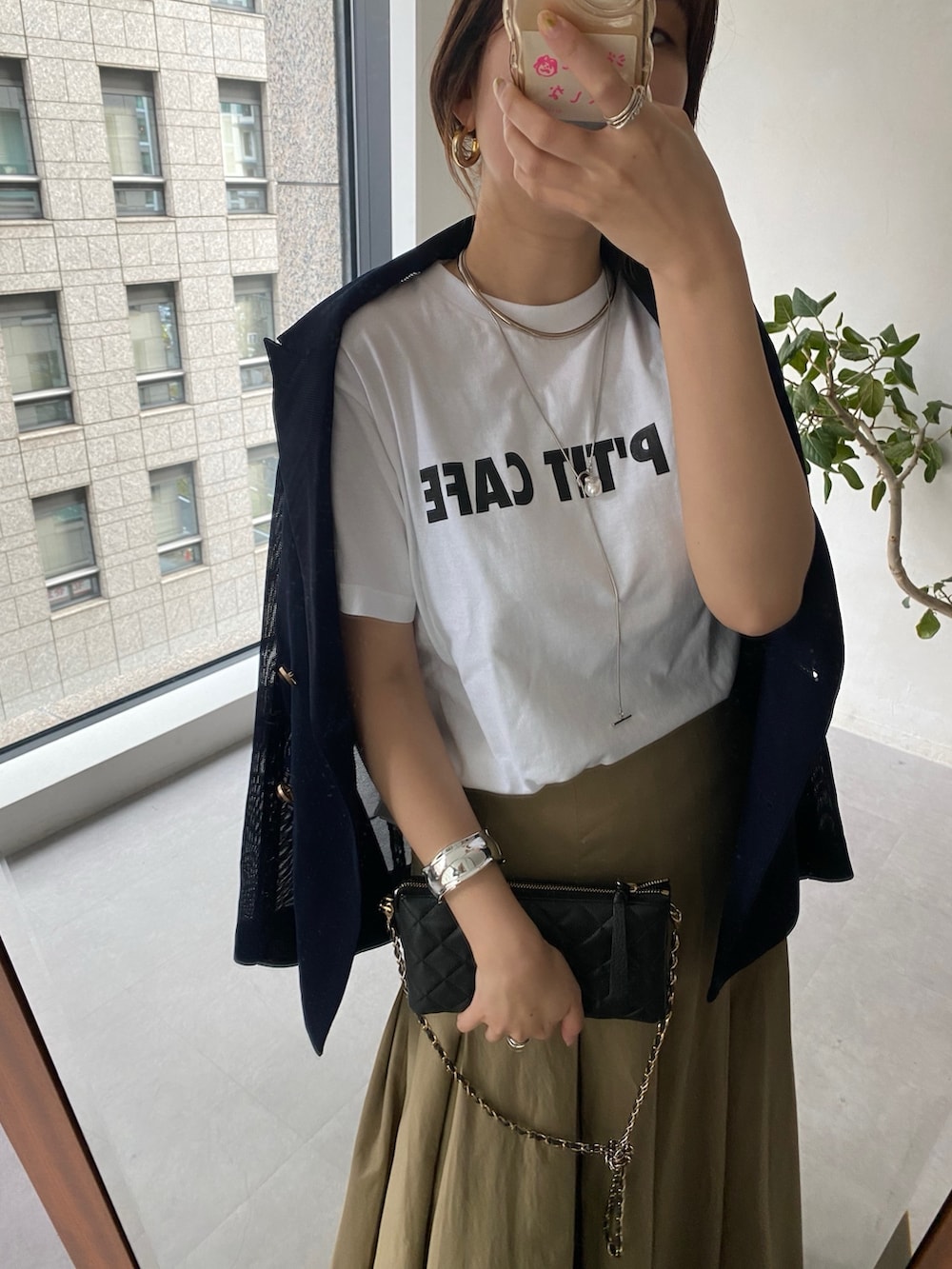 ホワイト系のTシャツ/カットソー、ブルー系のテーラードジャケット、ブラック系のスカートを着用したレディースの春コーディネートの9枚目の写真