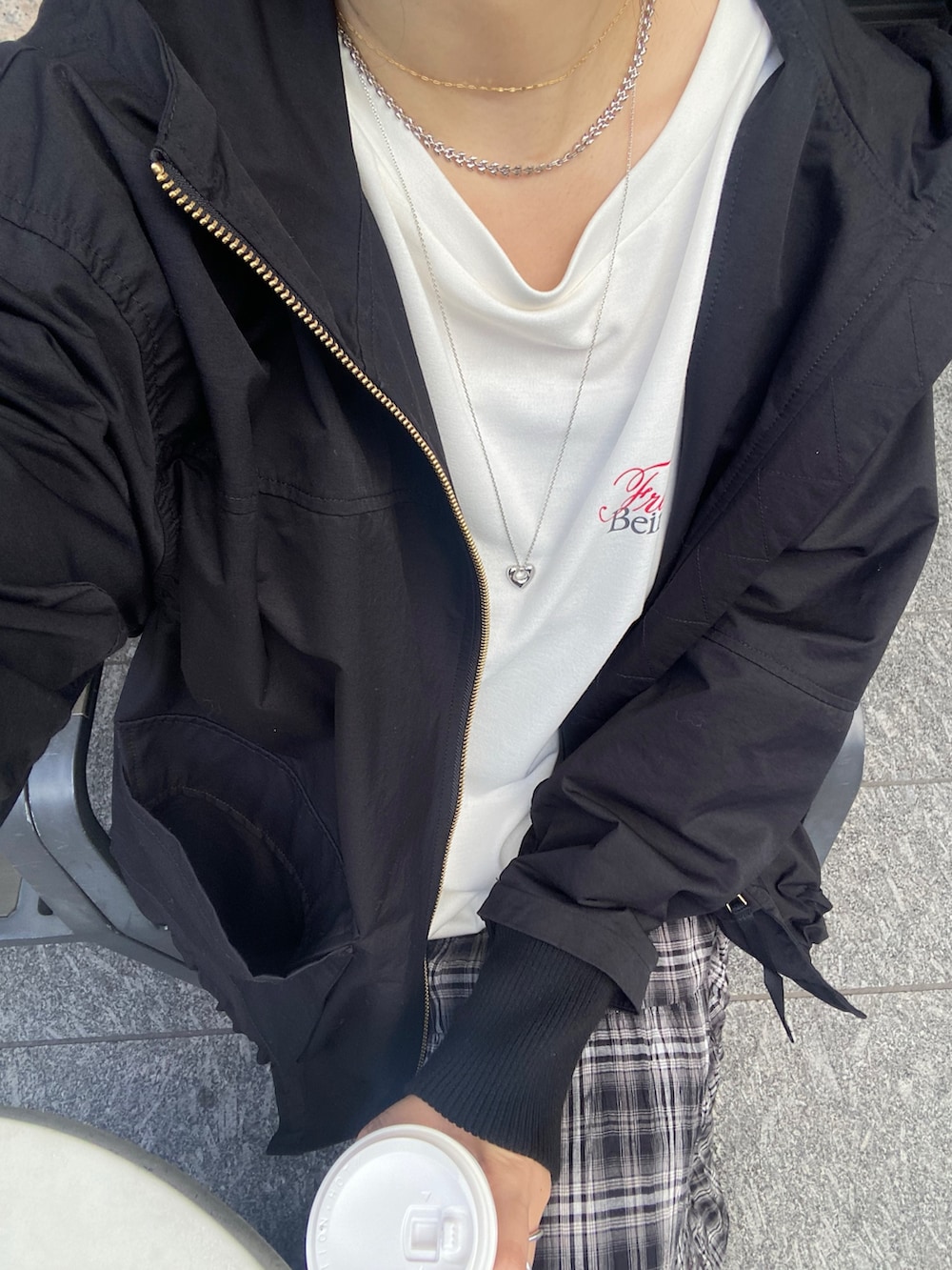 ブラック系のその他アウター、ホワイト系のTシャツ/カットソー、ブラック系のスカートを着用したレディースの春コーディネートの3枚目の写真