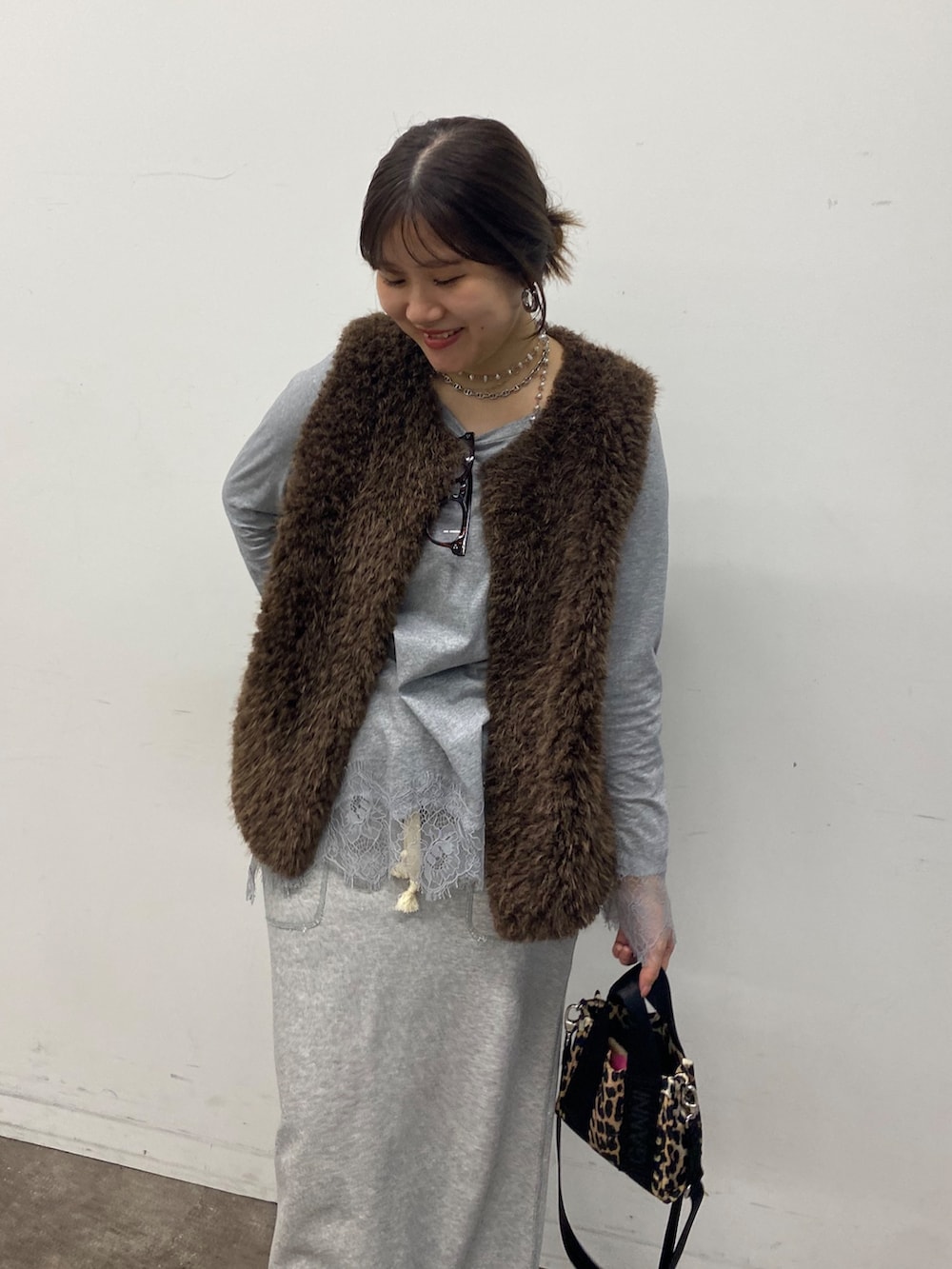 グレー系のTシャツ/カットソー、グレー系のスカートを着用したレディースの冬コーディネートの4枚目の写真