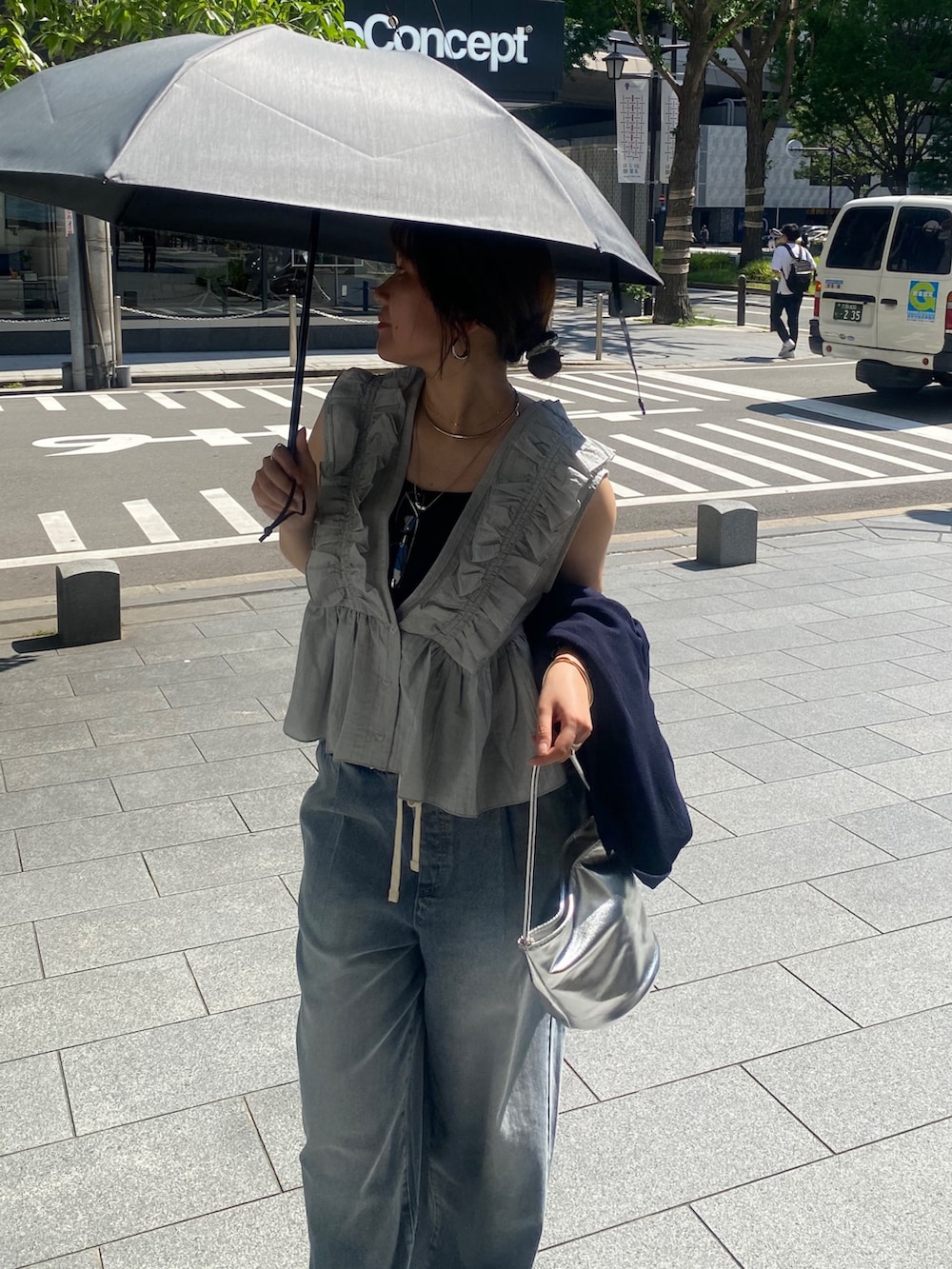 グレー系のシャツ/ブラウス、ブルー系のデニムパンツ、シルバー系のショルダーバッグを着用したレディースの夏コーディネートの10枚目の写真