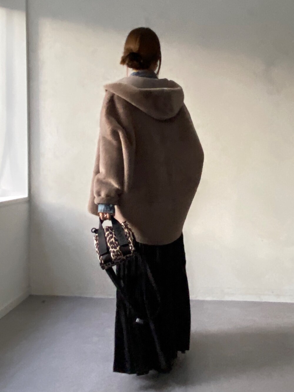 グレー系のムートンコート、ブルー系のシャツ/ブラウス、ブラック系のスカートを着用したレディースの冬コーディネートの5枚目の写真