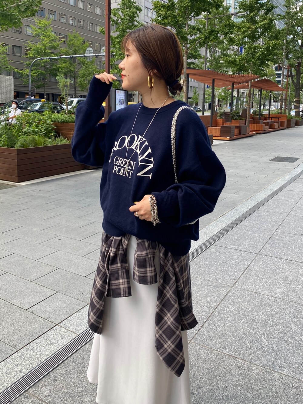 ブルー系のニット/セーター、ブルー系のシャツ/ブラウス、グレー系のスカートを着用したレディースの秋コーディネートの5枚目の写真