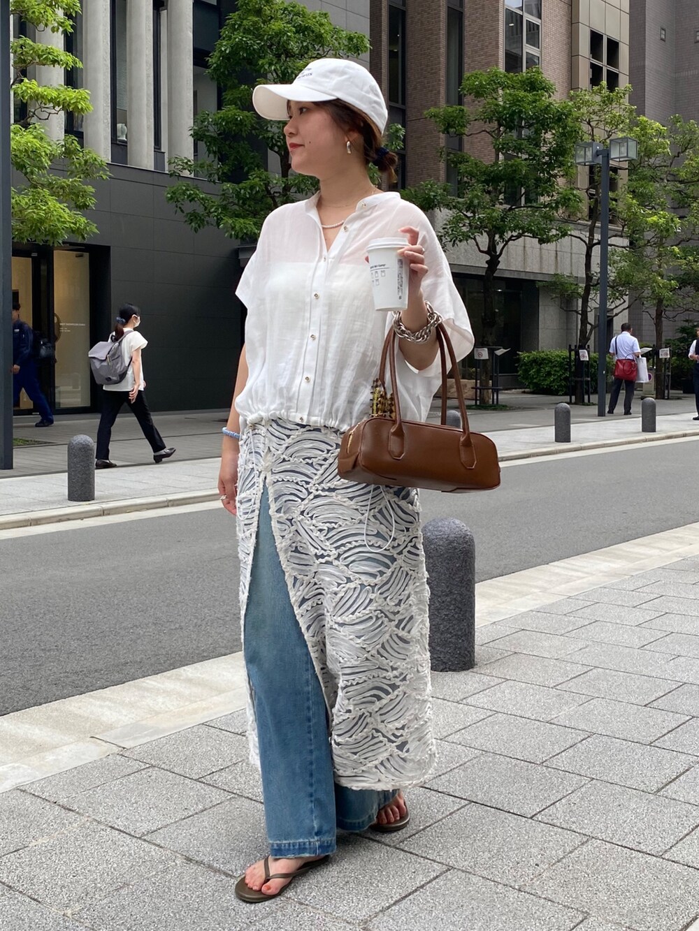 ピンク系のシャツ/ブラウス、ブルー系のデニムパンツ、ホワイト系のネックレスを着用したレディースの夏コーディネートの5枚目の写真