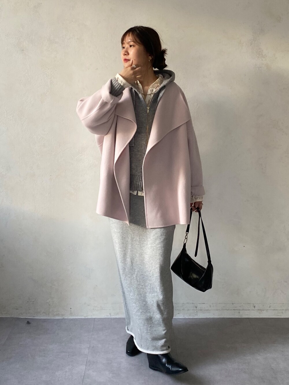 ピンク系のその他アウター、ホワイト系のシャツ/ブラウス、グレー系のカーディガン/ボレロを着用したレディースの冬コーディネートの5枚目の写真