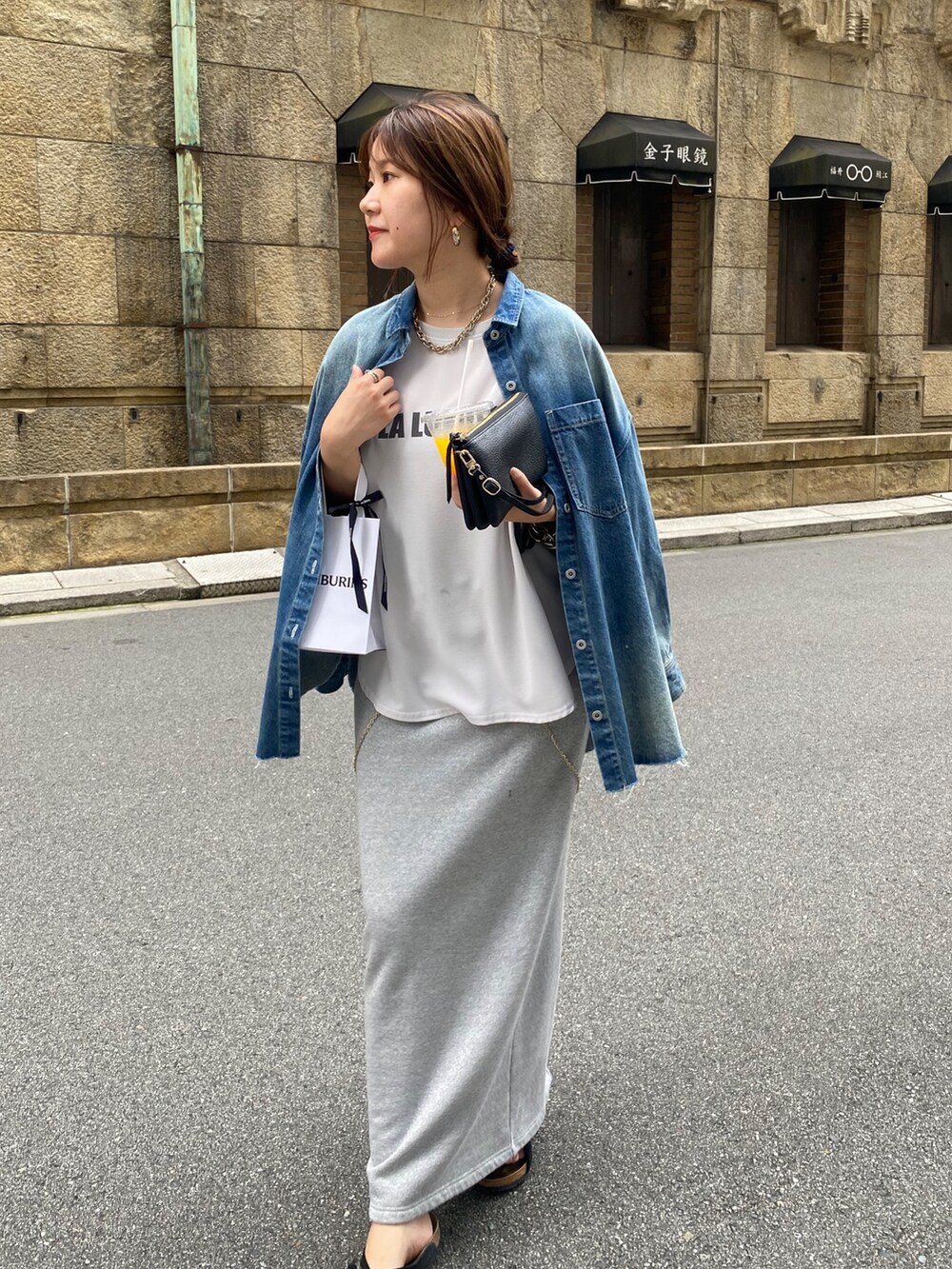 グレー系のTシャツ/カットソー、シルバー系のスカート、ブルー系のシャツ/ブラウスを着用したレディースの夏コーディネートの5枚目の写真