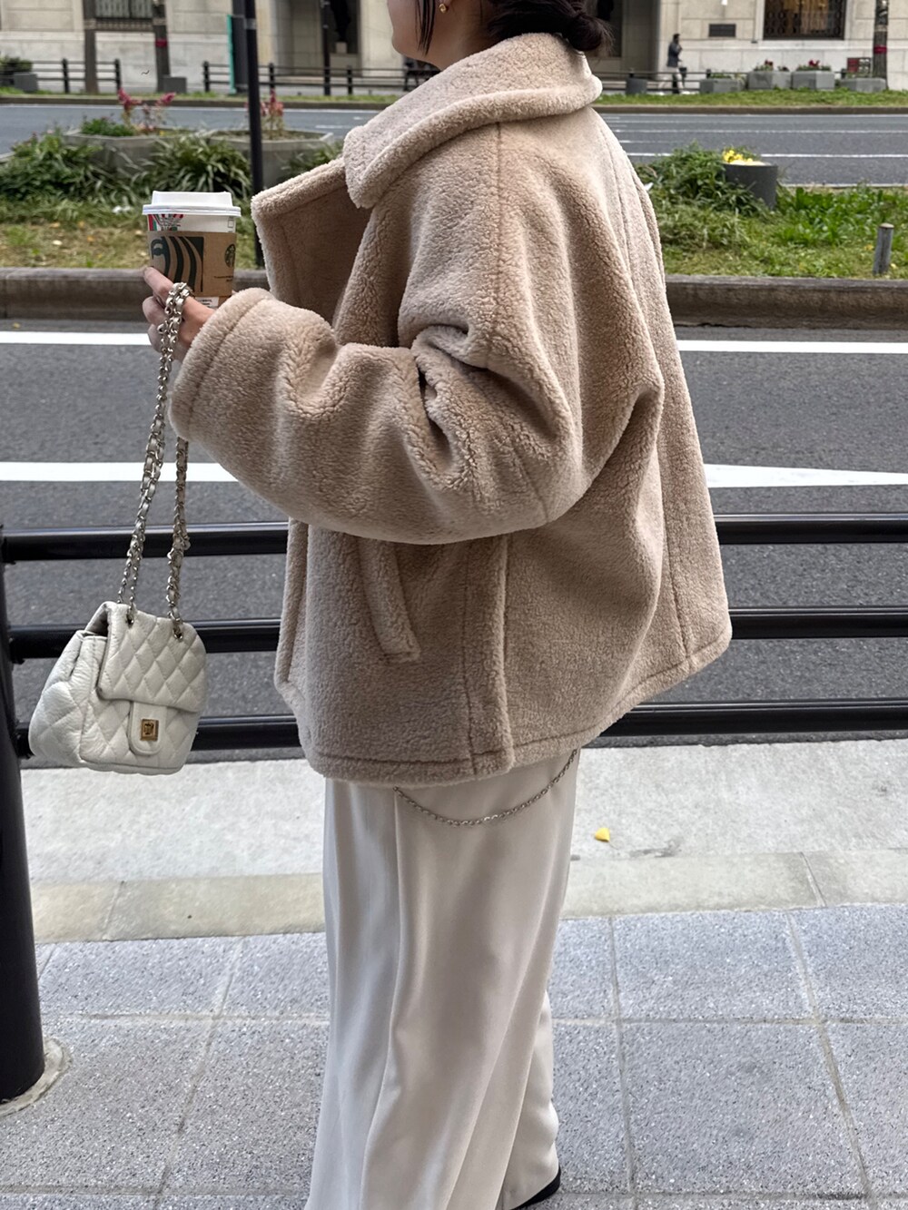 ベージュ系のその他アウター、イエロー系のニット/セーター、ホワイト系のシャツ/ブラウスを着用したレディースの冬コーディネートの9枚目の写真