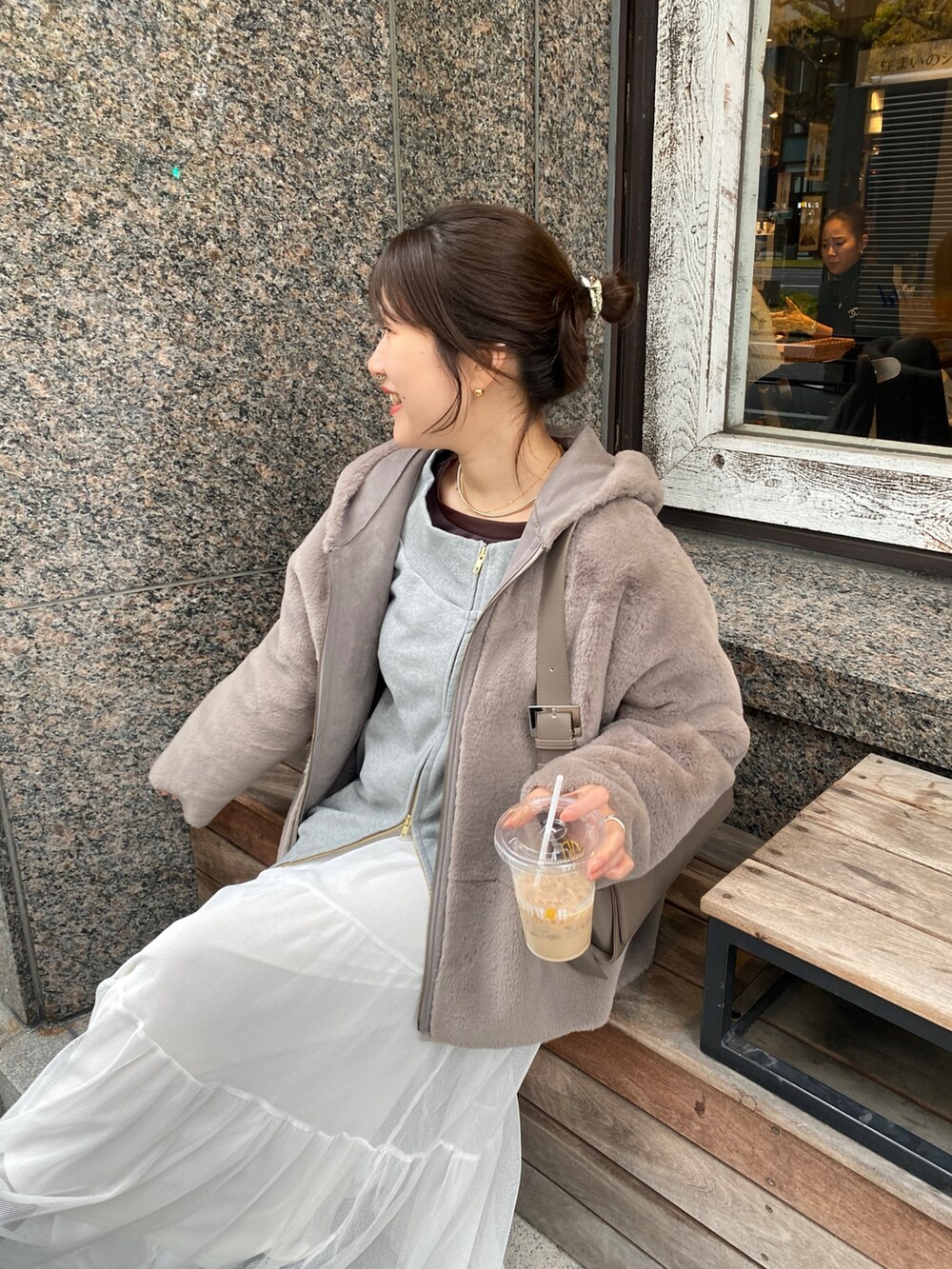 ホワイト系のスカート、グレー系のTシャツ/カットソー、ブラウン系のTシャツ/カットソーを着用したレディースの冬コーディネートの2枚目の写真