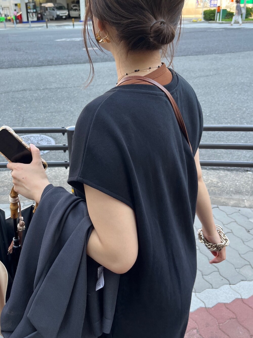 ブラック系のワンピース、ブラウン系のTシャツ/カットソーを着用したレディースの夏コーディネートの7枚目の写真