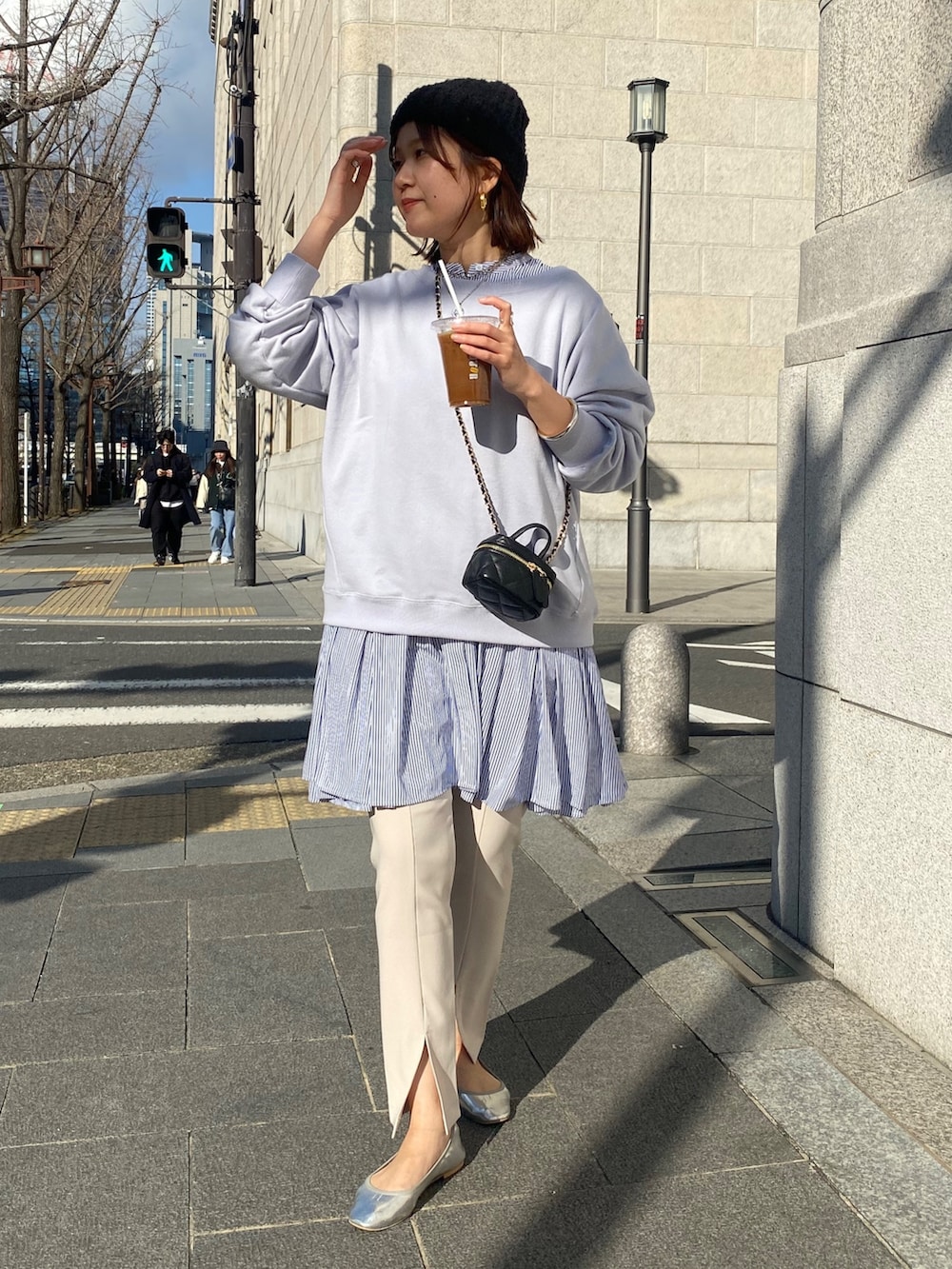 ブルー系のスウェット、ブルー系のシャツ/ブラウスを着用したレディースの冬コーディネートの4枚目の写真